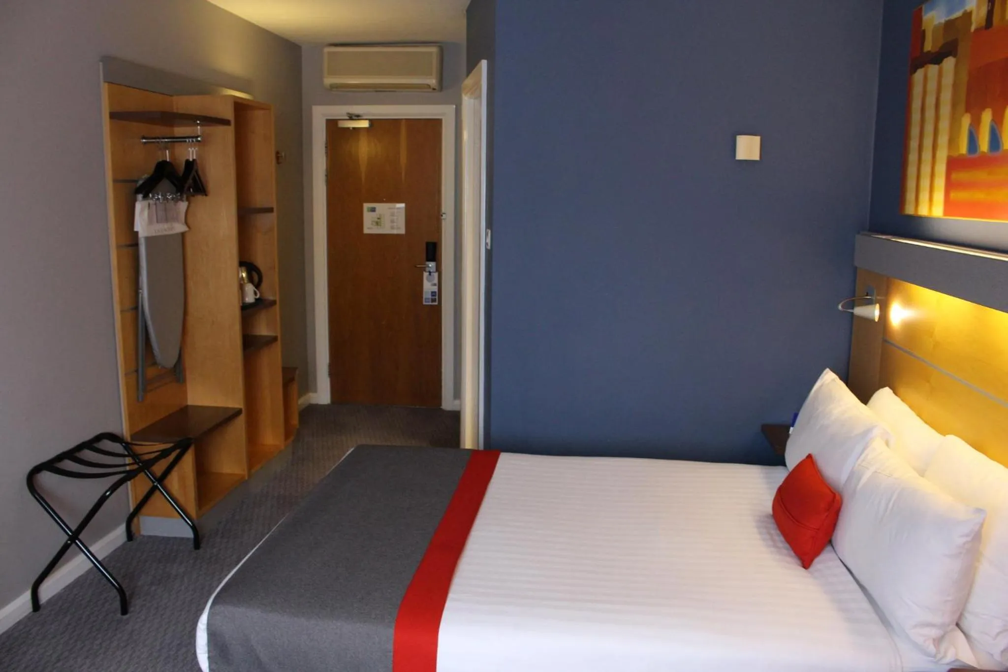 Photo of the whole room, Bed in Holiday Inn Express London Croydon by IHG