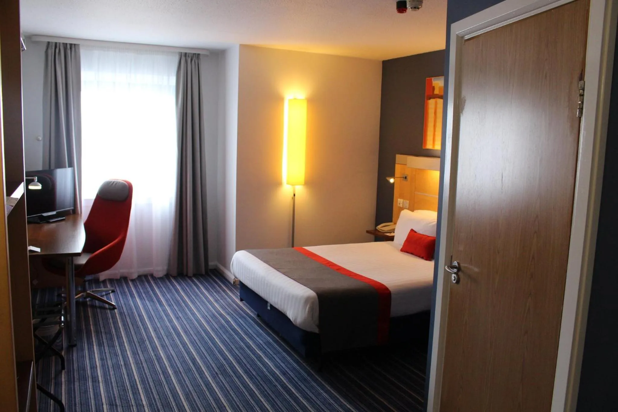 Photo of the whole room, Bed in Holiday Inn Express London Croydon by IHG