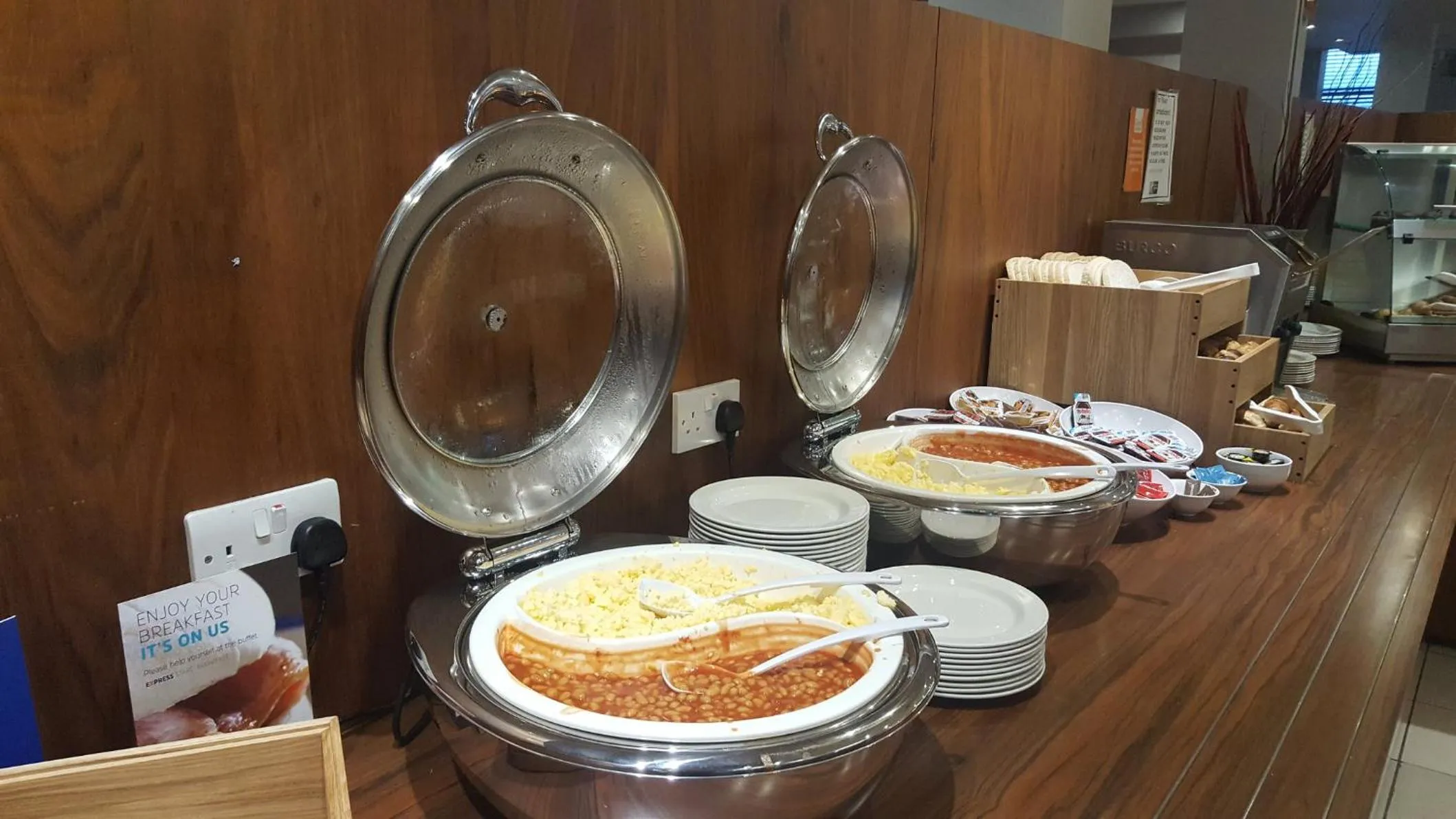 Restaurant/places to eat in Holiday Inn Express London Croydon by IHG