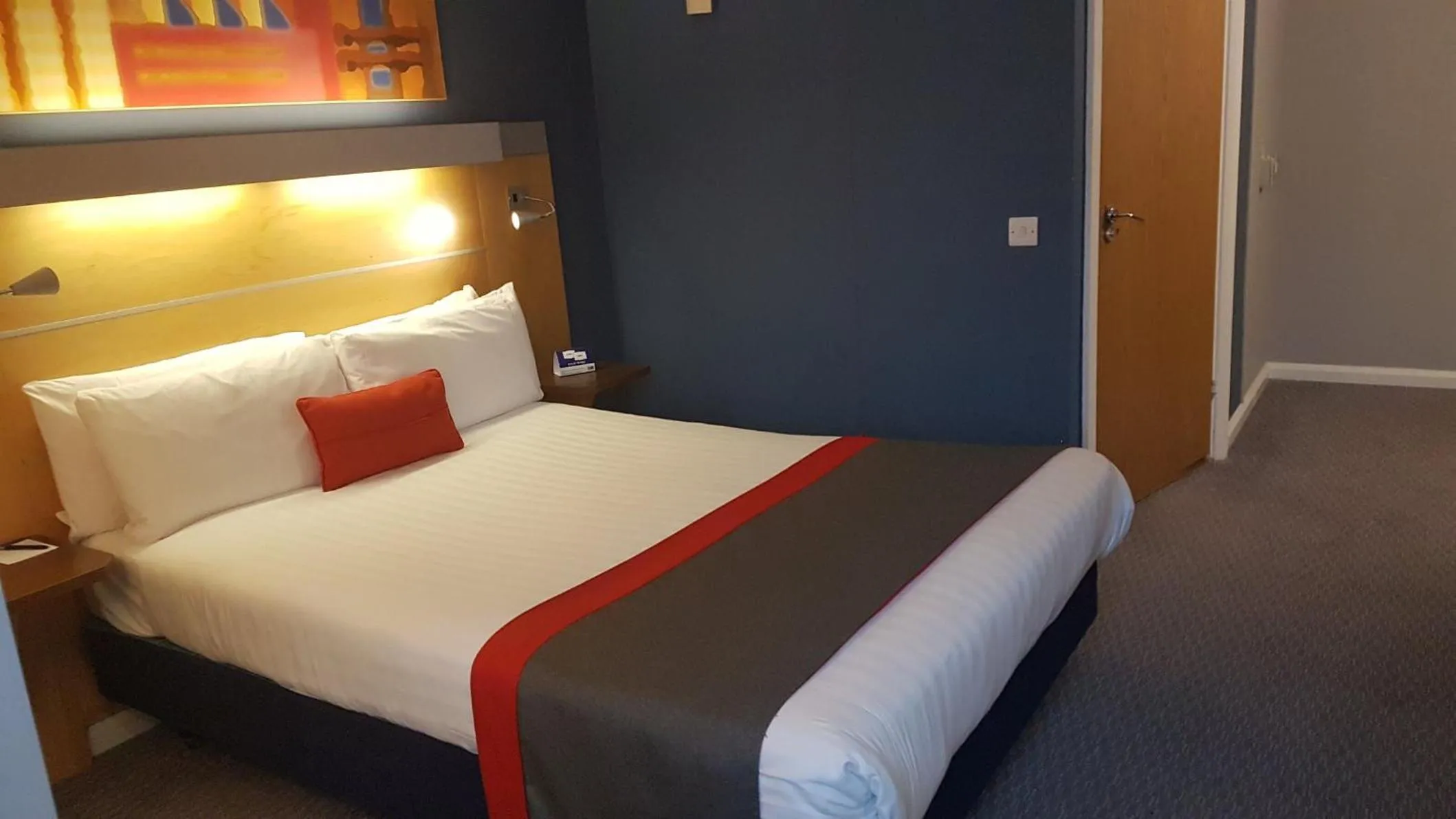 Photo of the whole room, Bed in Holiday Inn Express London Croydon by IHG