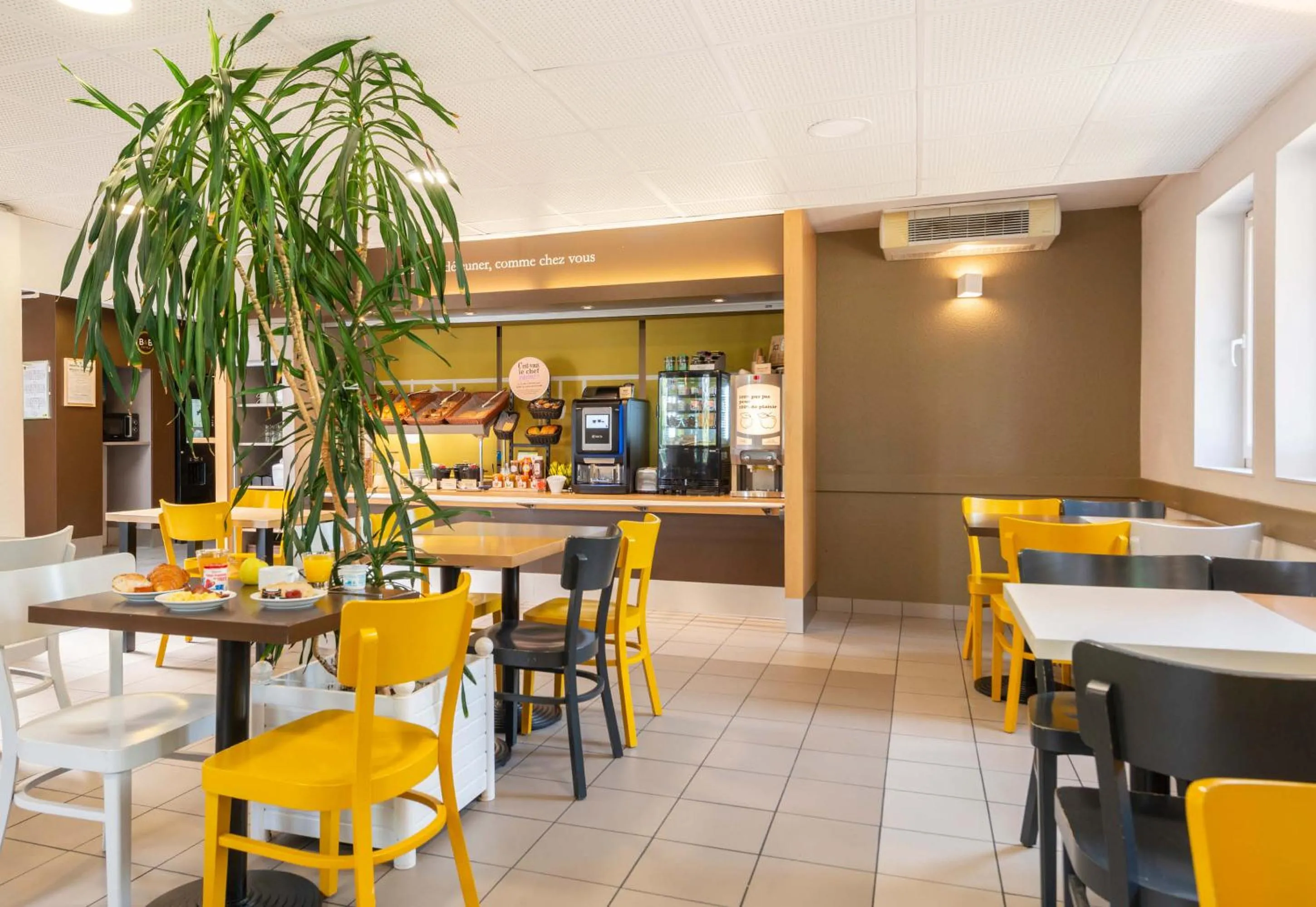 Restaurant/places to eat in B&B HOTEL Nantes Rezé St Sébastien