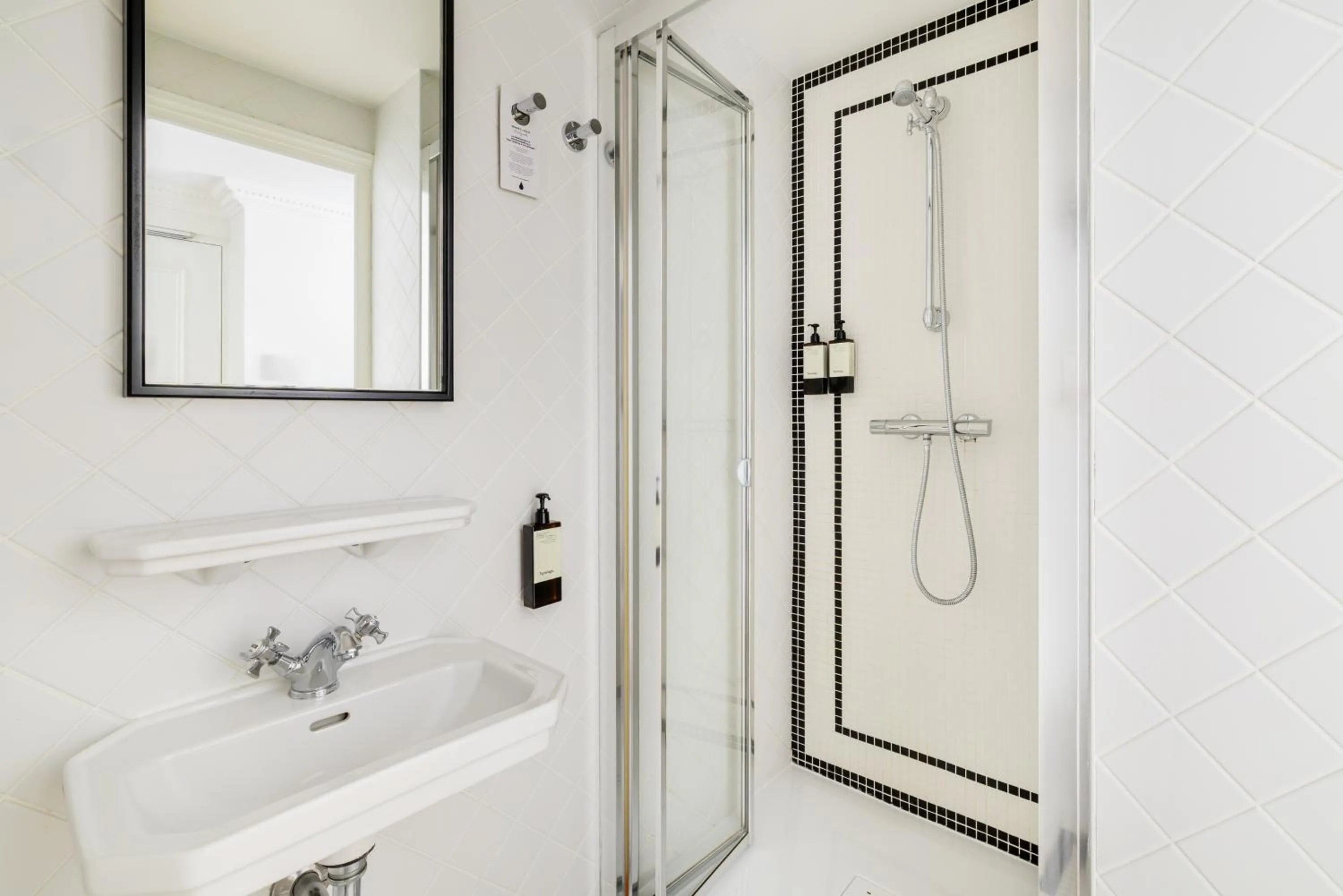 Bathroom in Hotel Rendez-Vous Batignolles