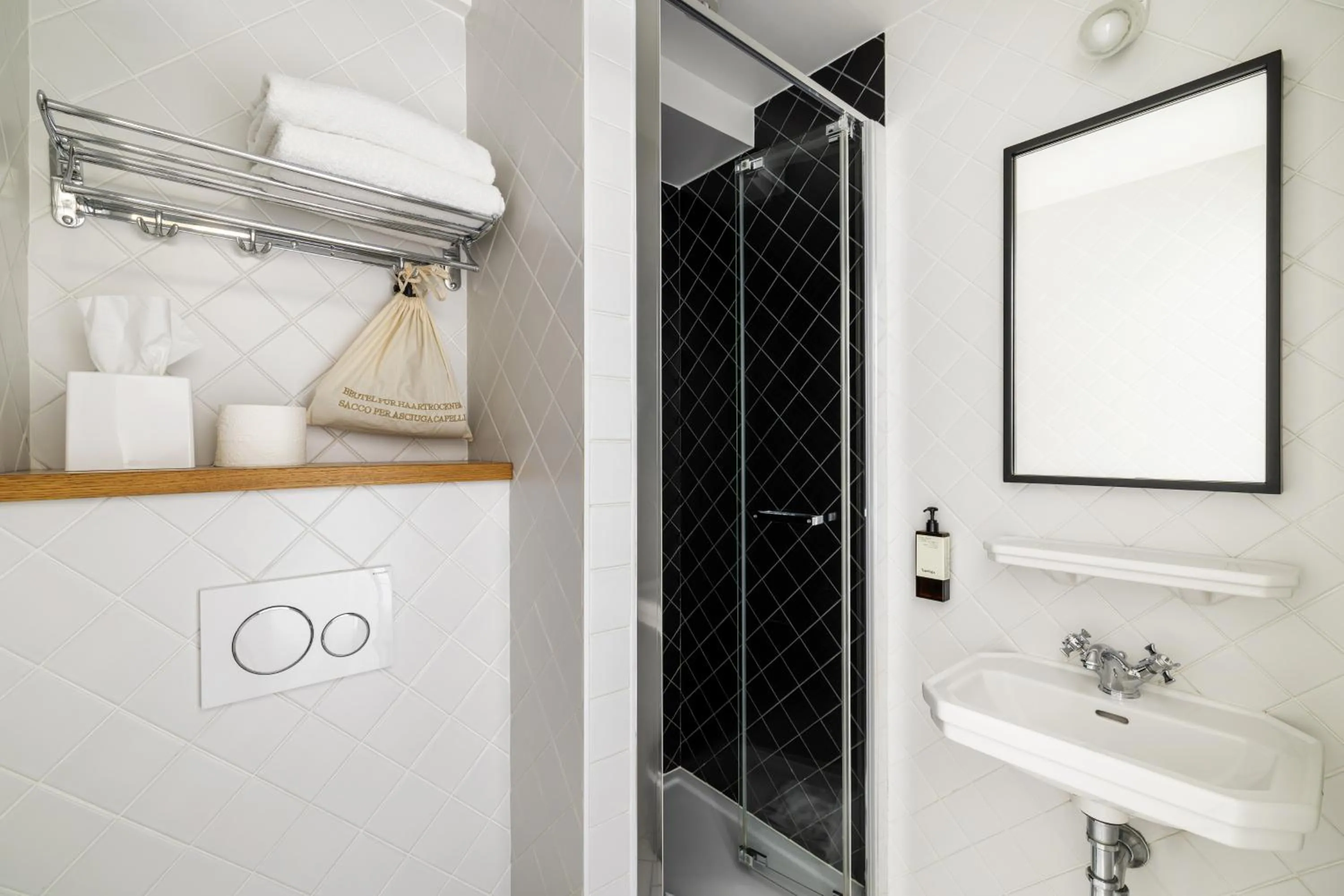 Bathroom in Hotel Rendez-Vous Batignolles