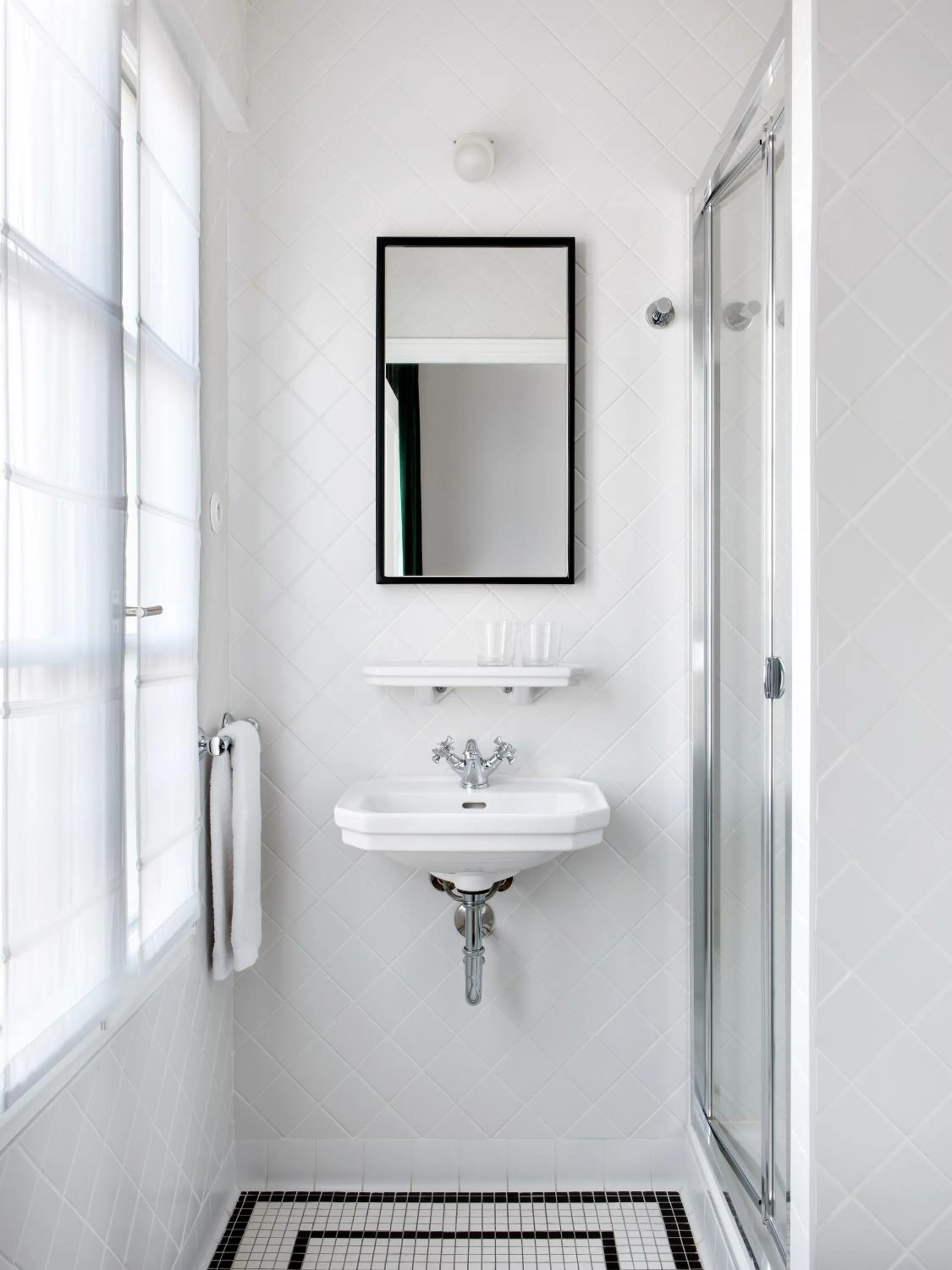 Shower in Hotel Rendez-Vous Batignolles