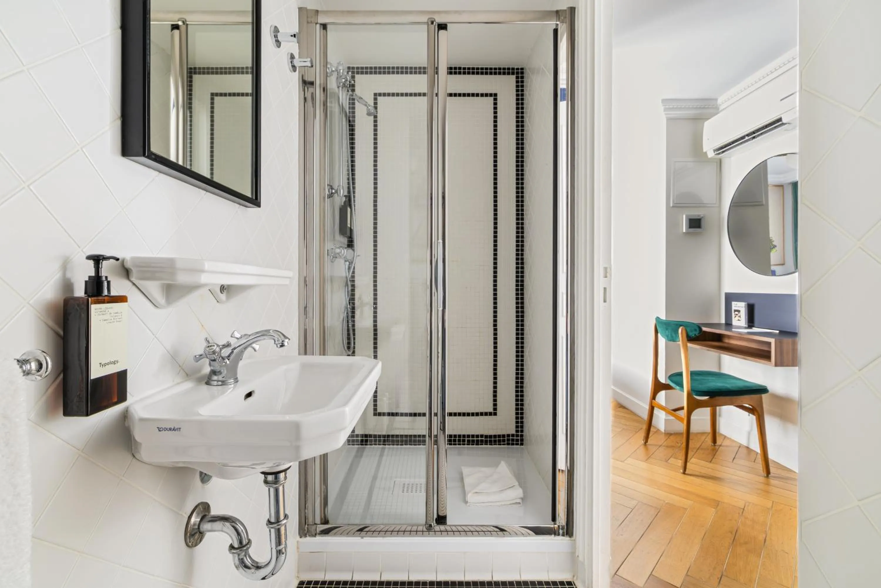 Bathroom in Hotel Rendez-Vous Batignolles