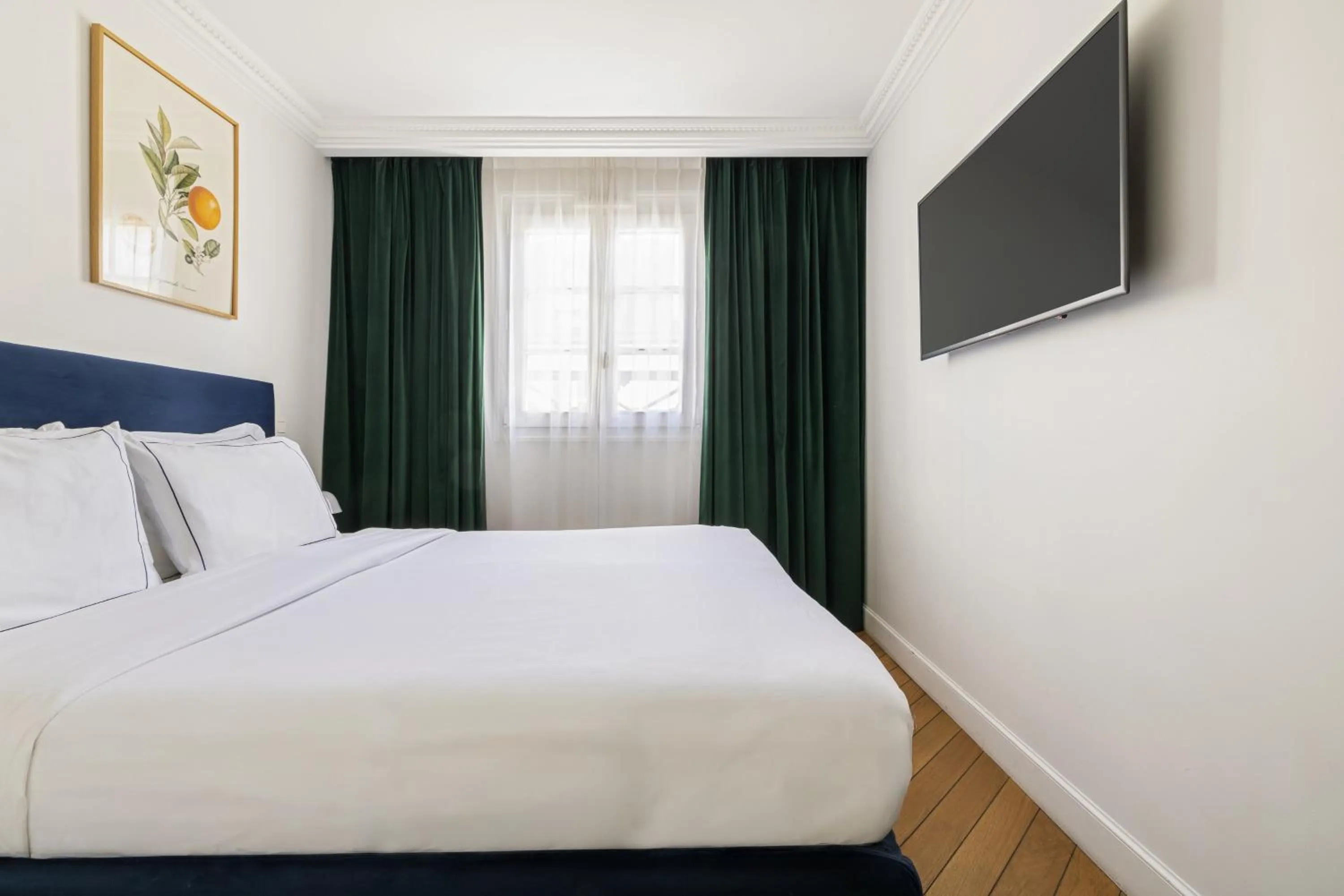 Photo of the whole room, Bed in Hotel Rendez-Vous Batignolles