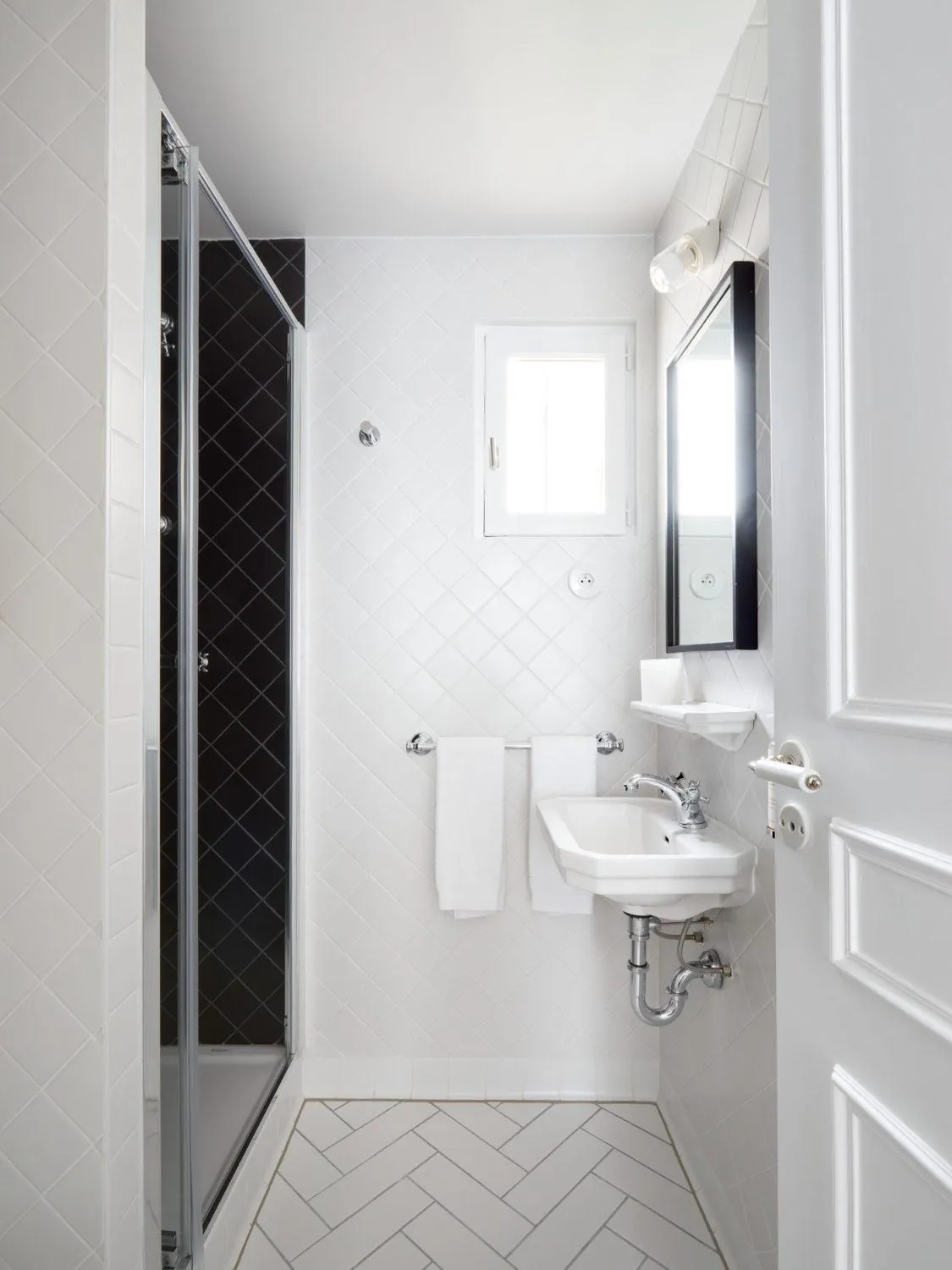 Shower in Hotel Rendez-Vous Batignolles