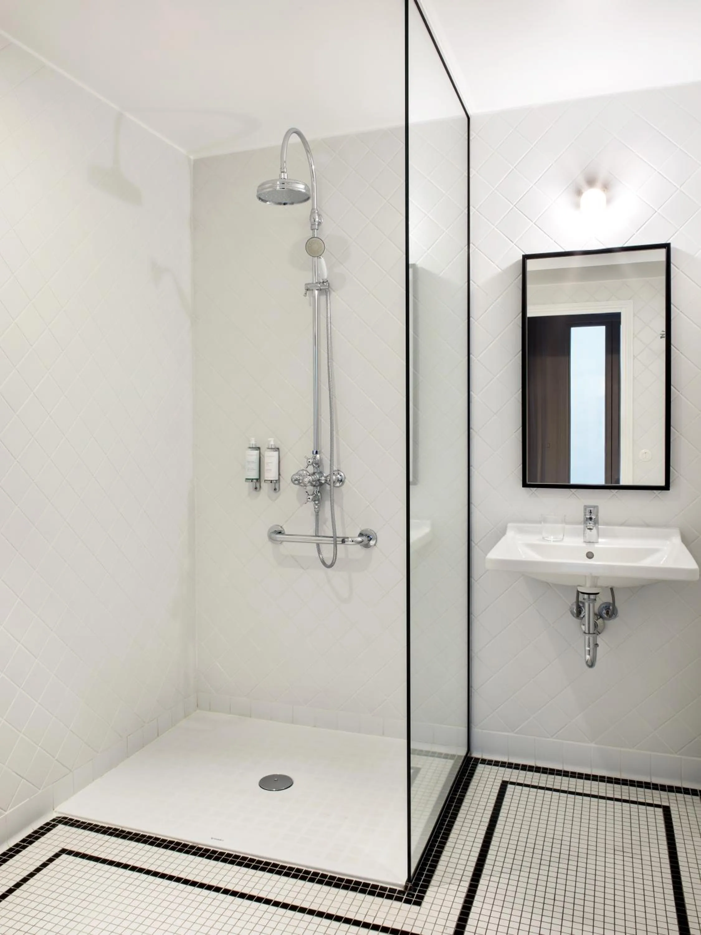 Shower in Hotel Rendez-Vous Batignolles