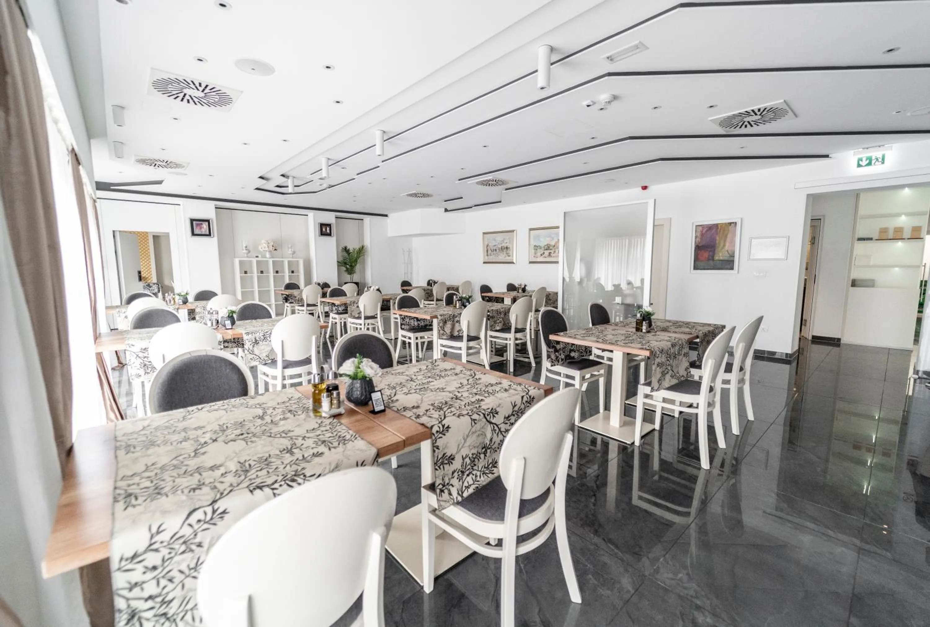 Restaurant/places to eat in Hotel Santiny