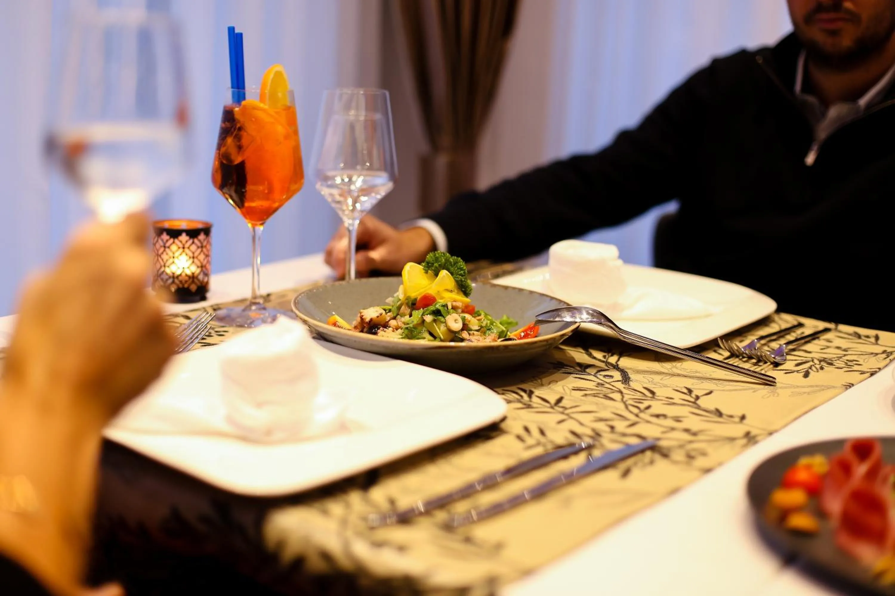 Restaurant/places to eat in Hotel Santiny