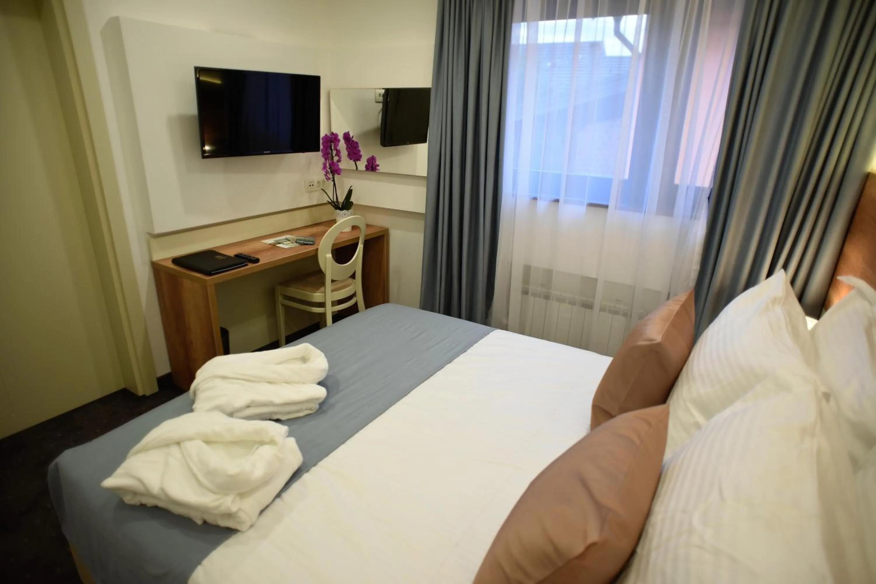 TV and multimedia, Bed in Hotel Santiny