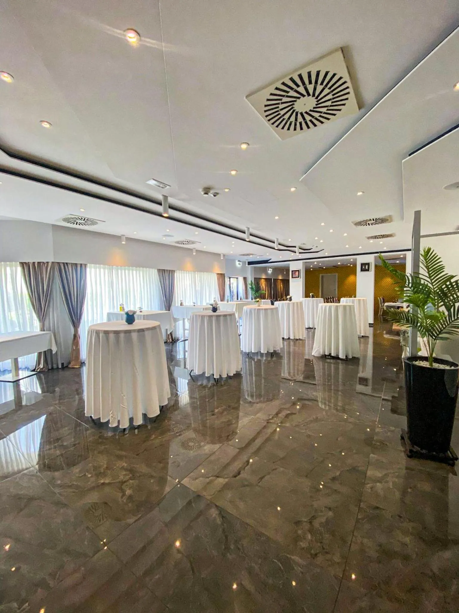 Restaurant/places to eat in Hotel Santiny