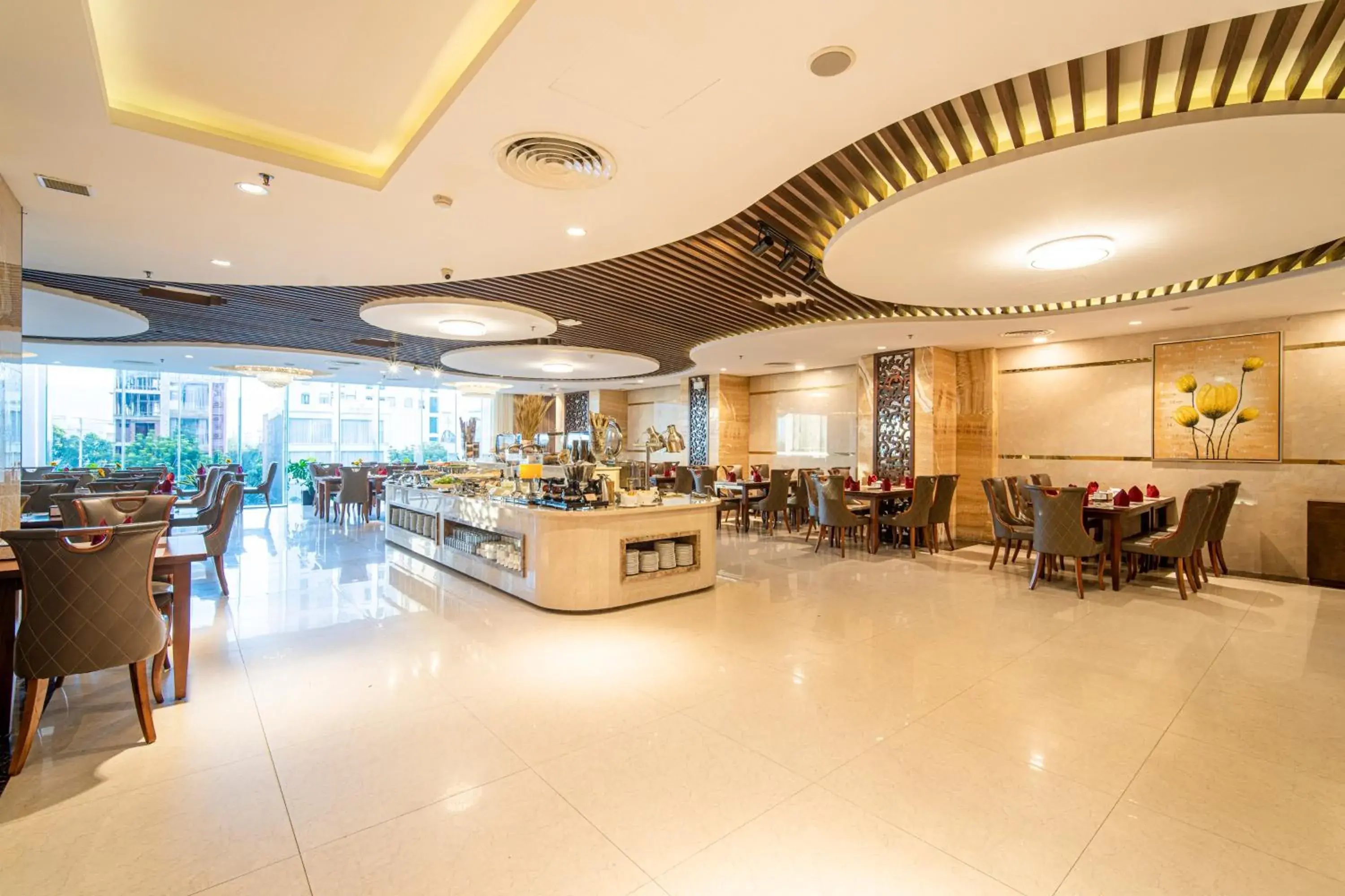 Restaurant/places to eat in Luxtery Hotel Restaurant/places to eat in Luxtery Hotel