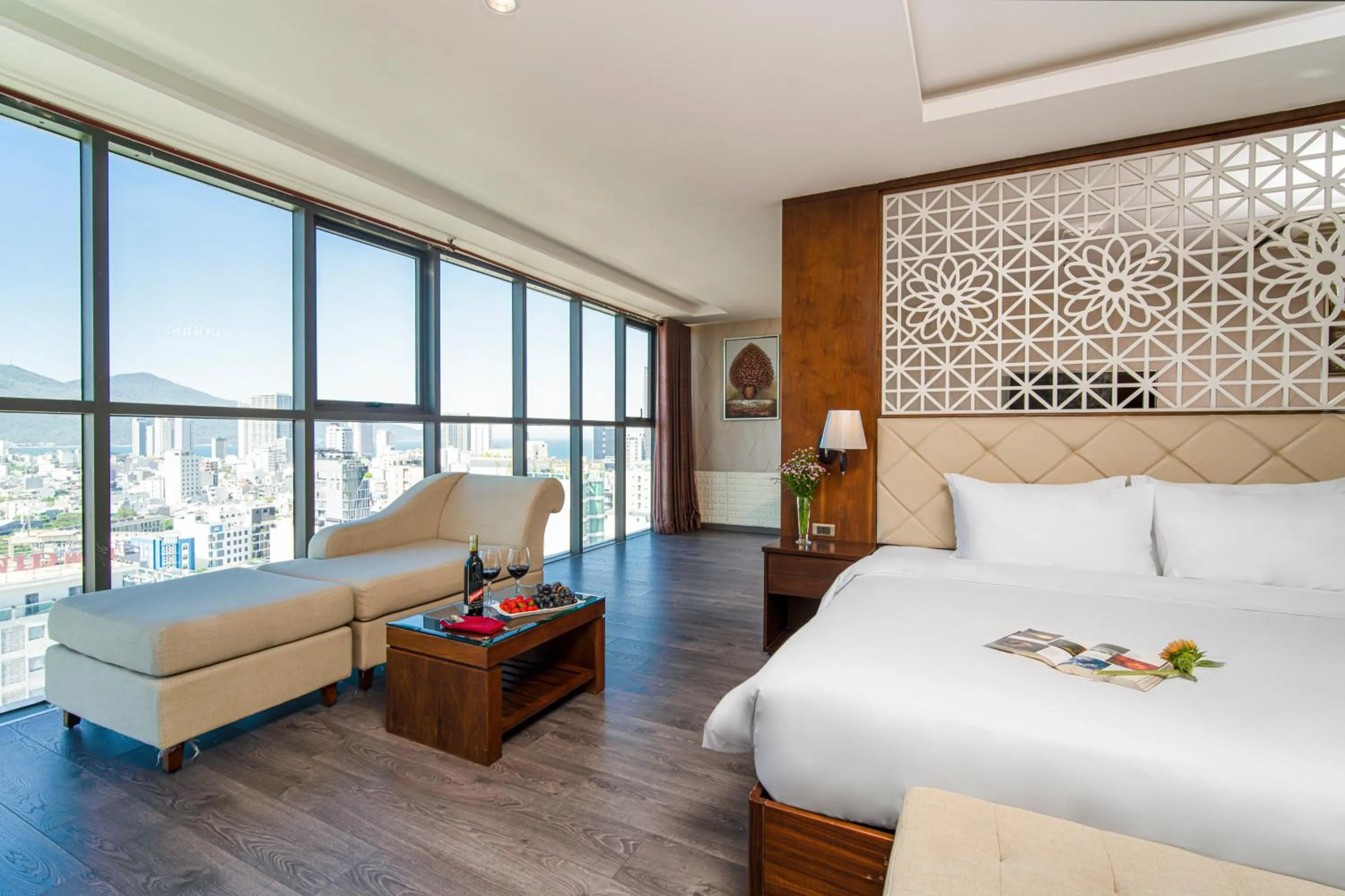 Seating area, Bed in Luxtery Hotel