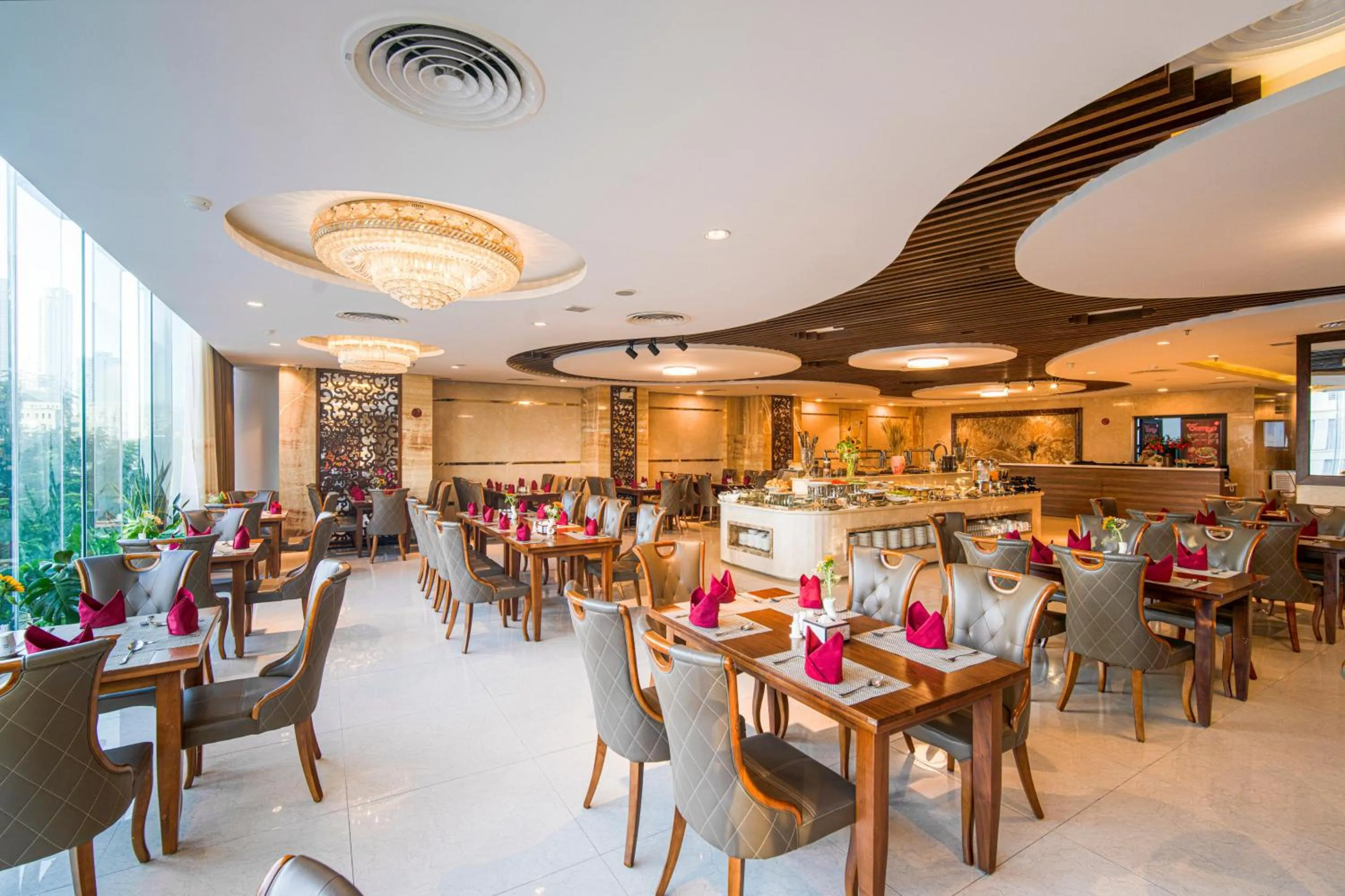 Restaurant/places to eat in Luxtery Hotel