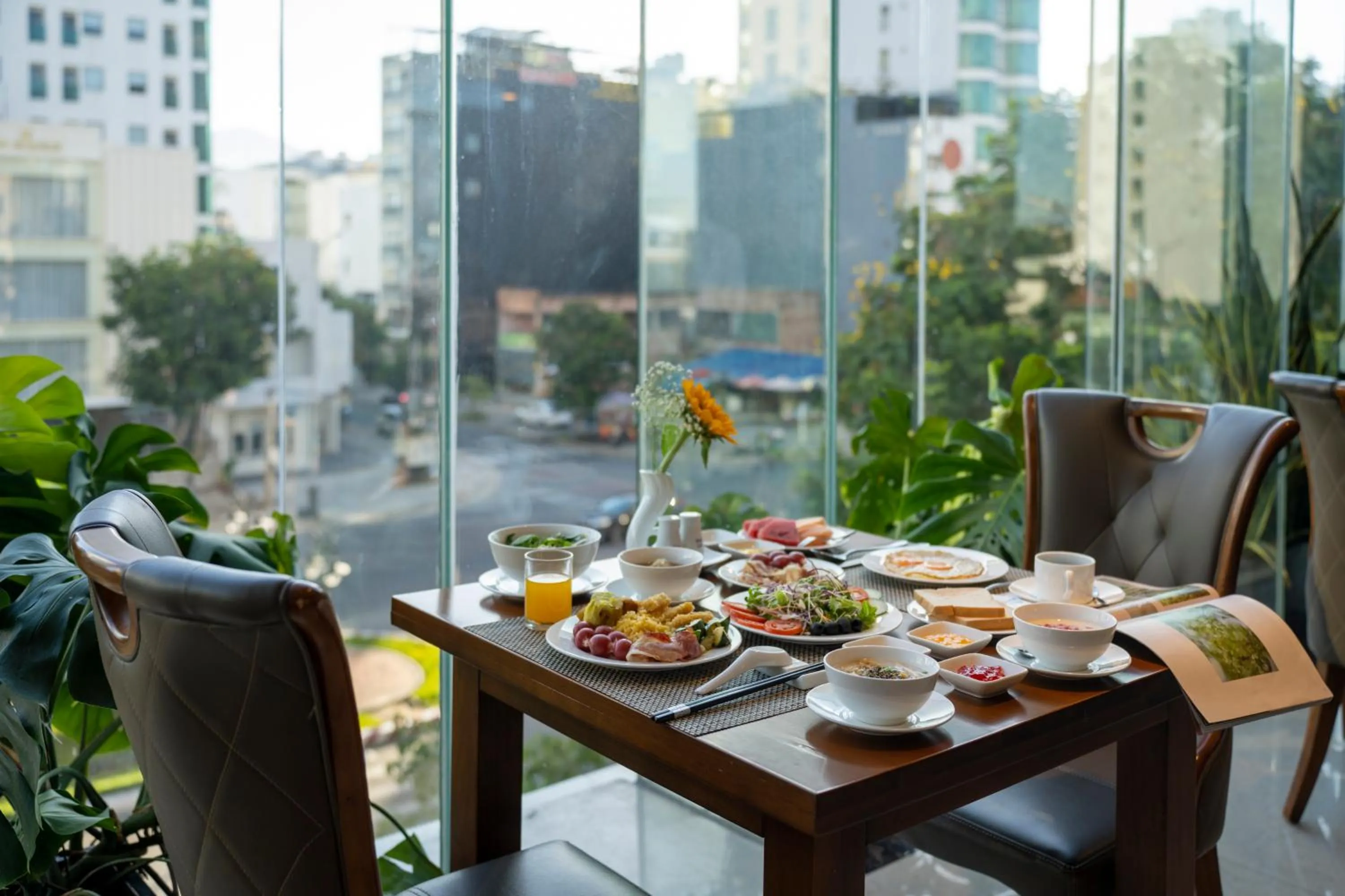 Restaurant/places to eat in Luxtery Hotel