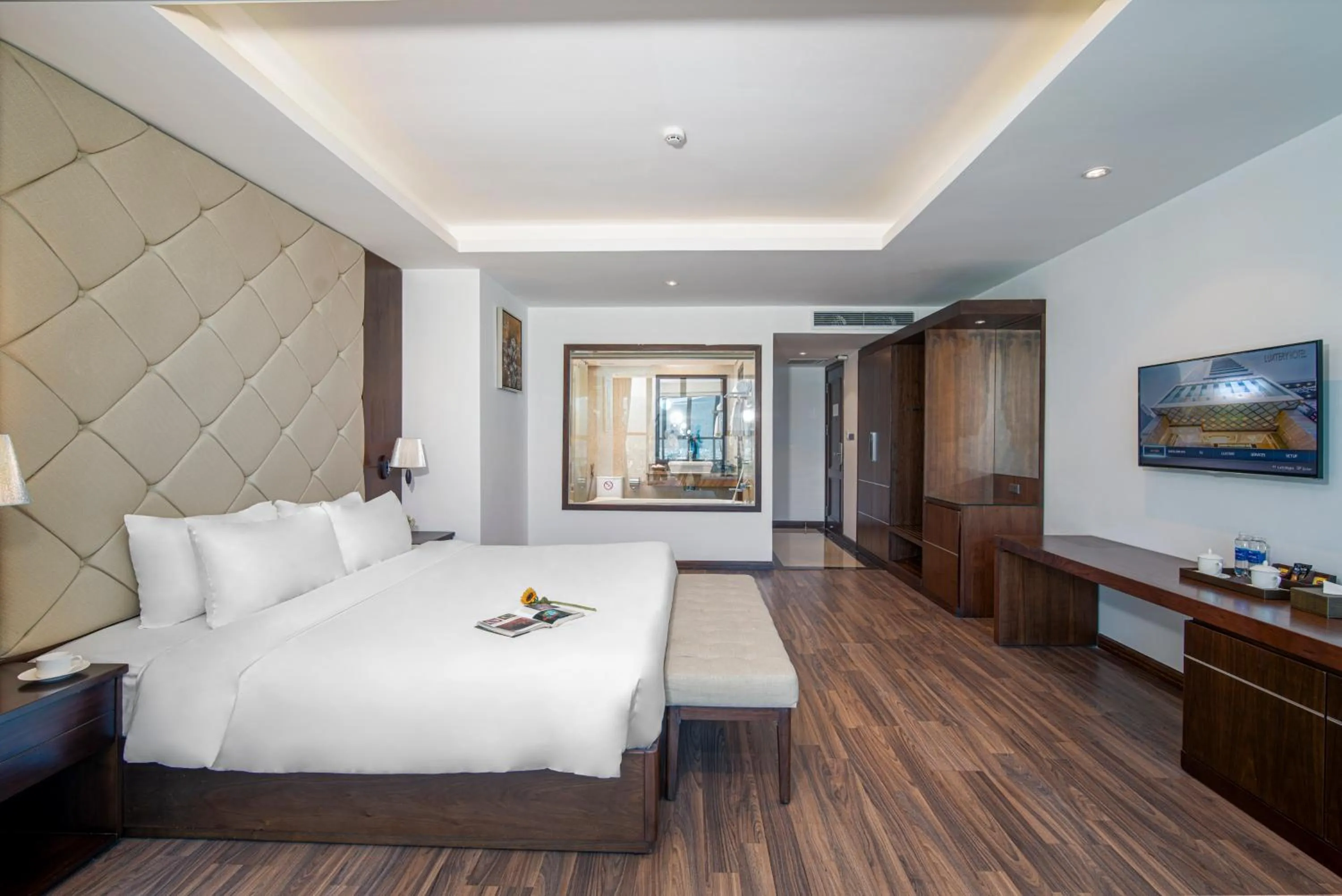 Bedroom, Bed in Luxtery Hotel