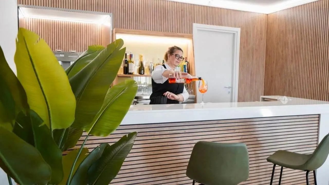 Restaurant/places to eat in Pegasus Hotel