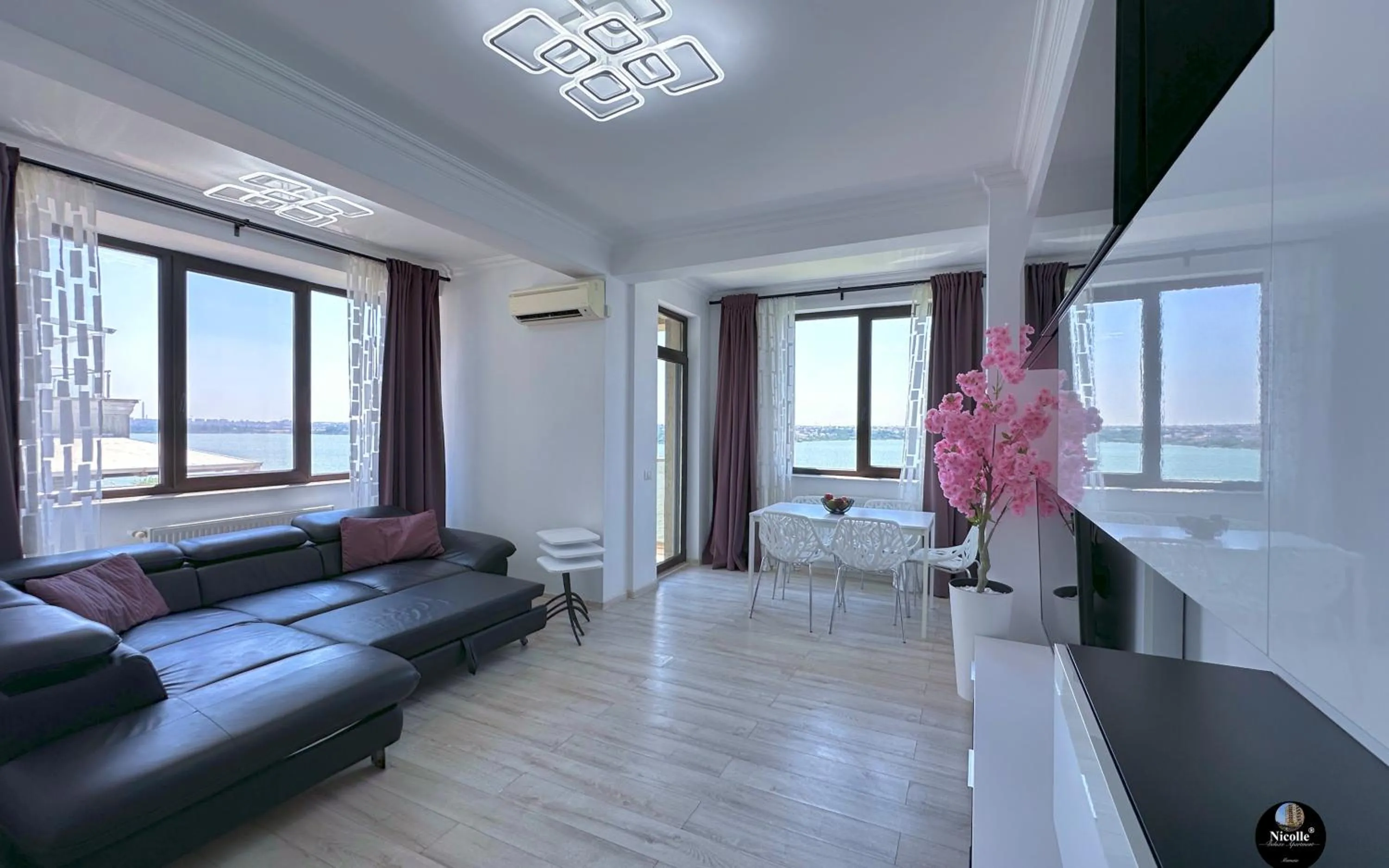 Deluxe Nicolle Solid Residence Mamaia