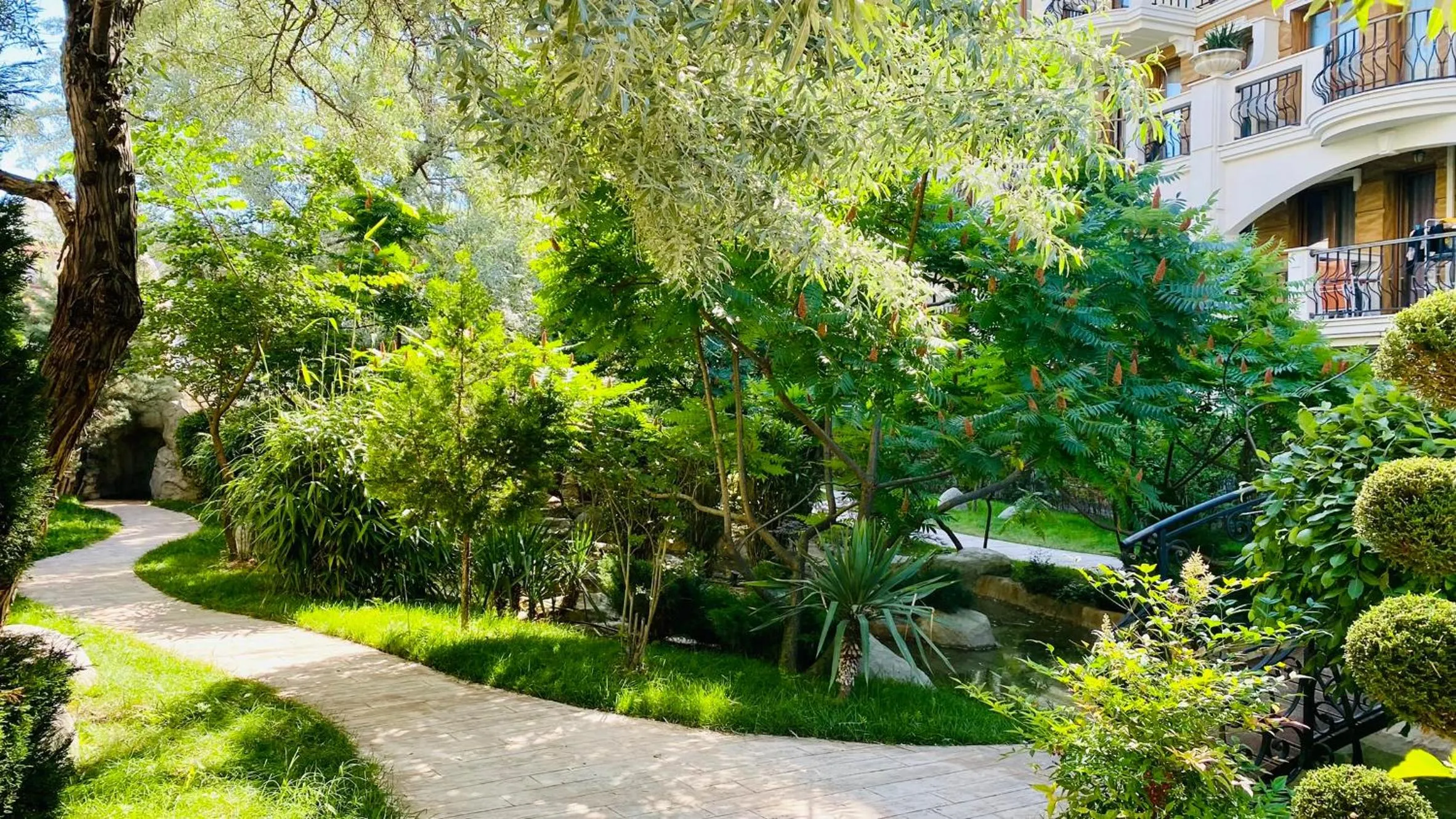 Garden in Bratanov Harmony Suites Dream Island Apartments