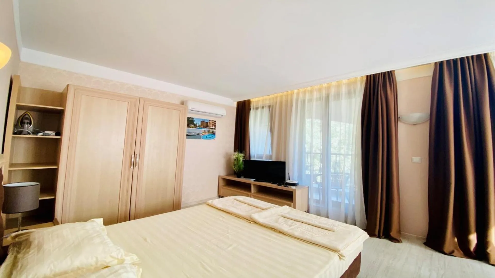 Bed in Bratanov Harmony Suites Dream Island Apartments