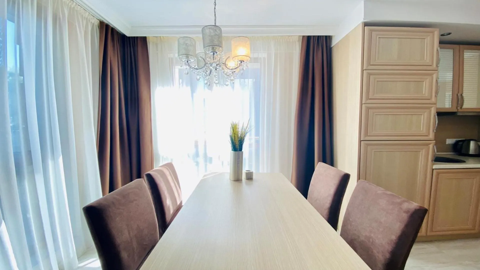 Dining area in Bratanov Harmony Suites Dream Island Apartments
