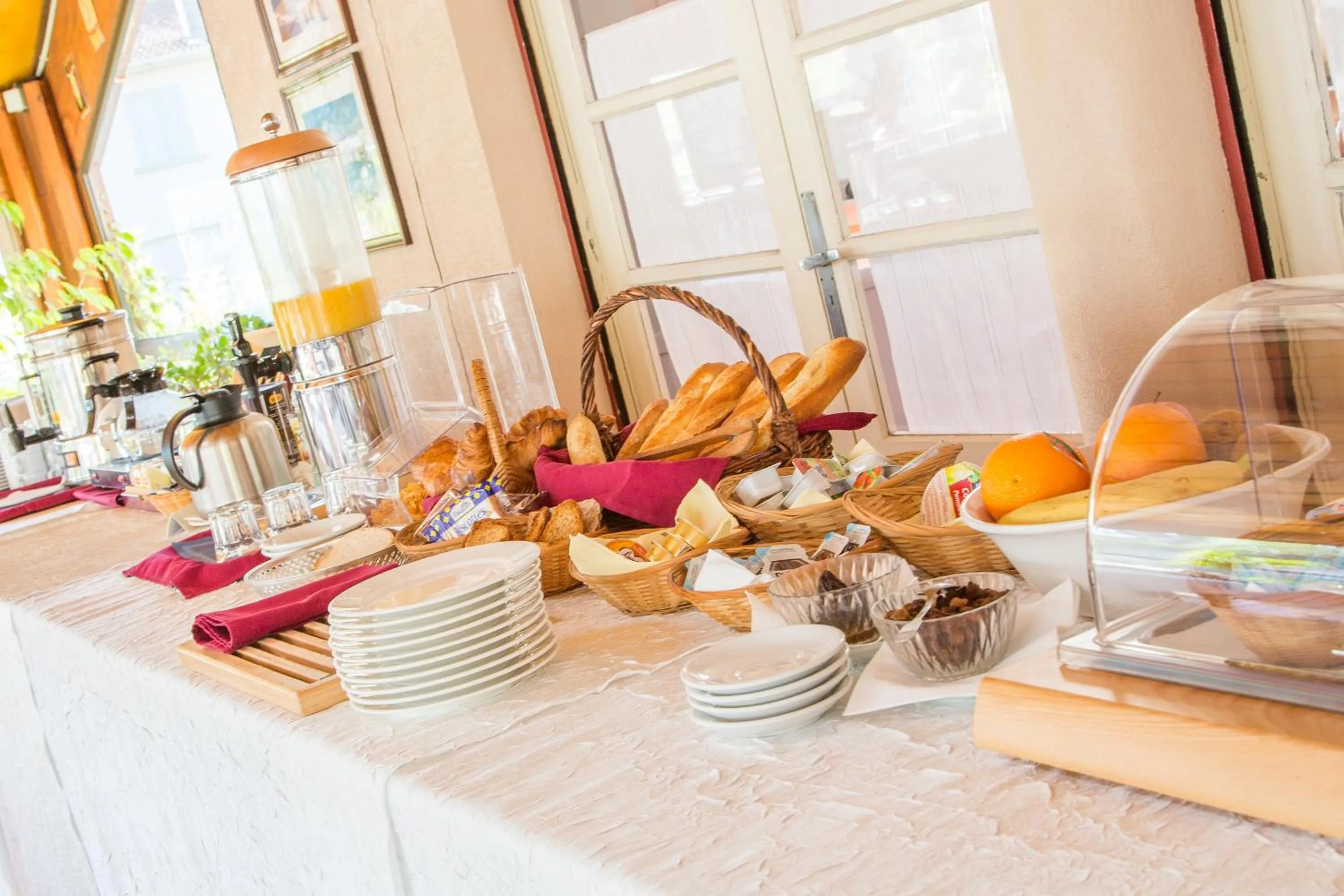 Buffet breakfast in Hostellerie de La Roseraie