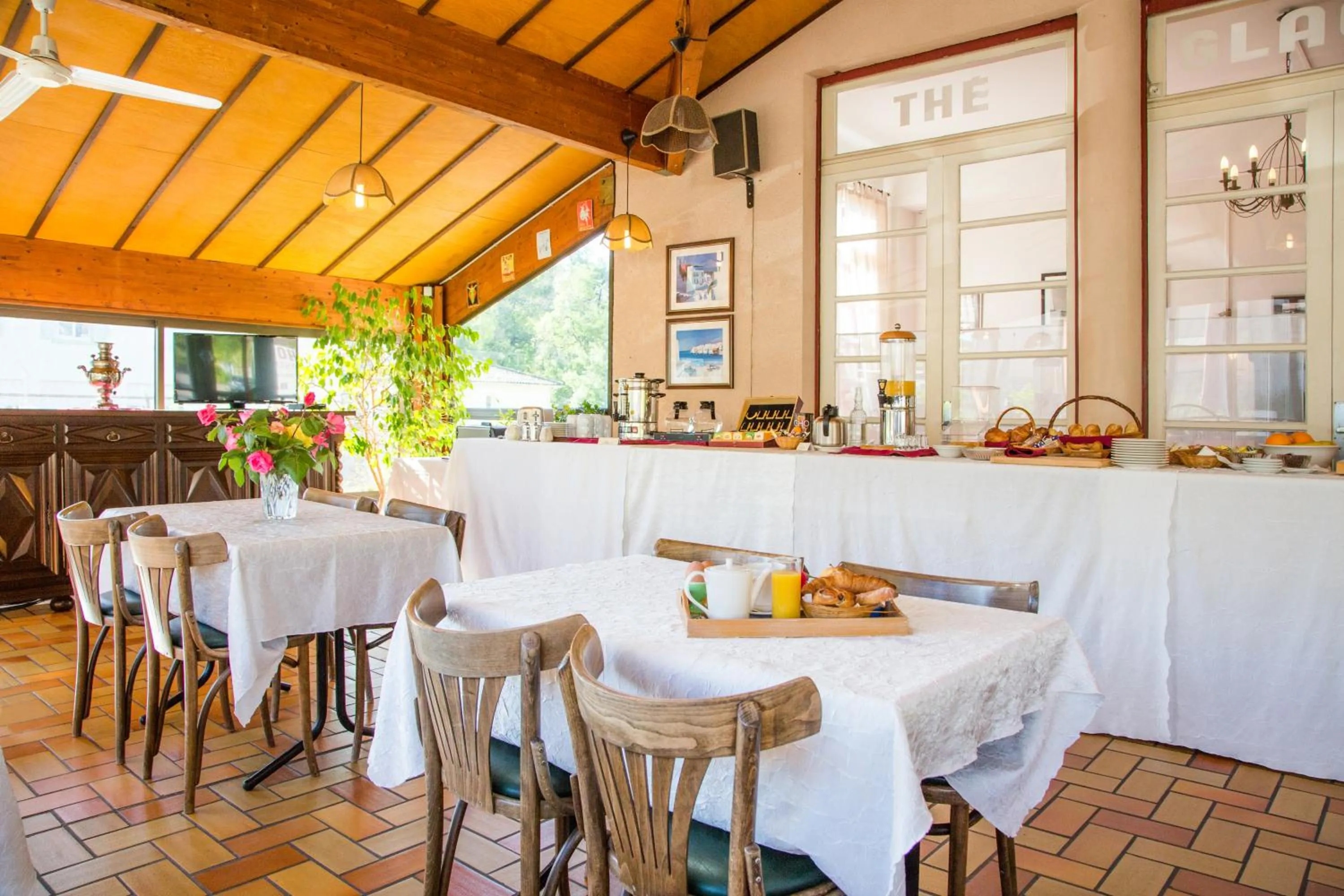 Buffet breakfast in Hostellerie de La Roseraie