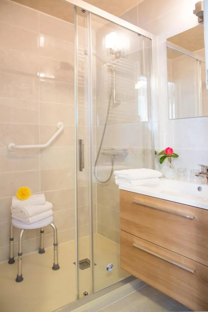 Bathroom in Hostellerie de La Roseraie