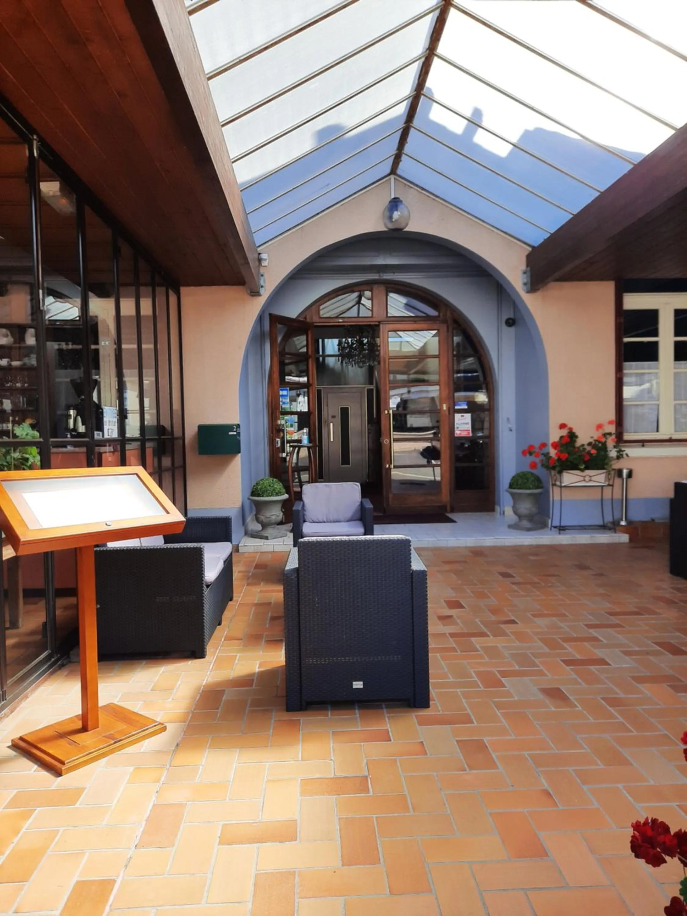 Facade/entrance in Hostellerie de La Roseraie