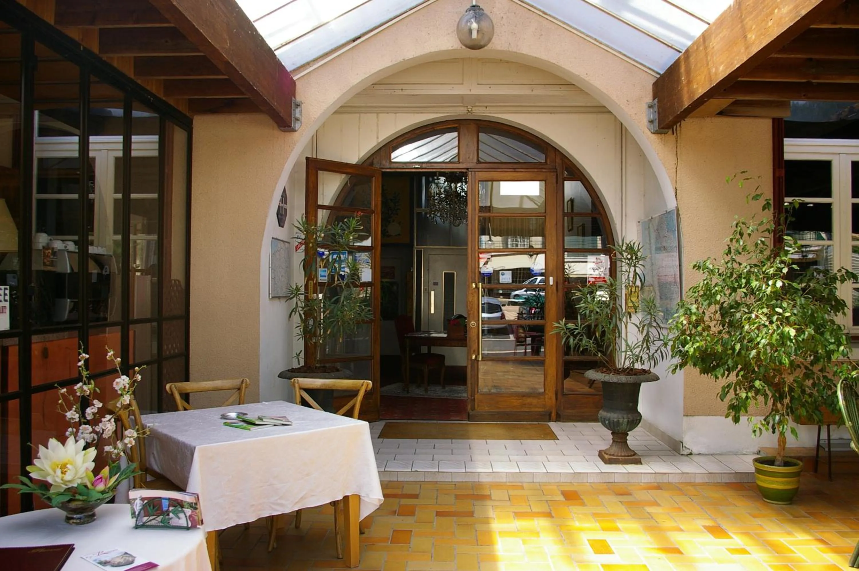 Facade/entrance in Hostellerie de La Roseraie