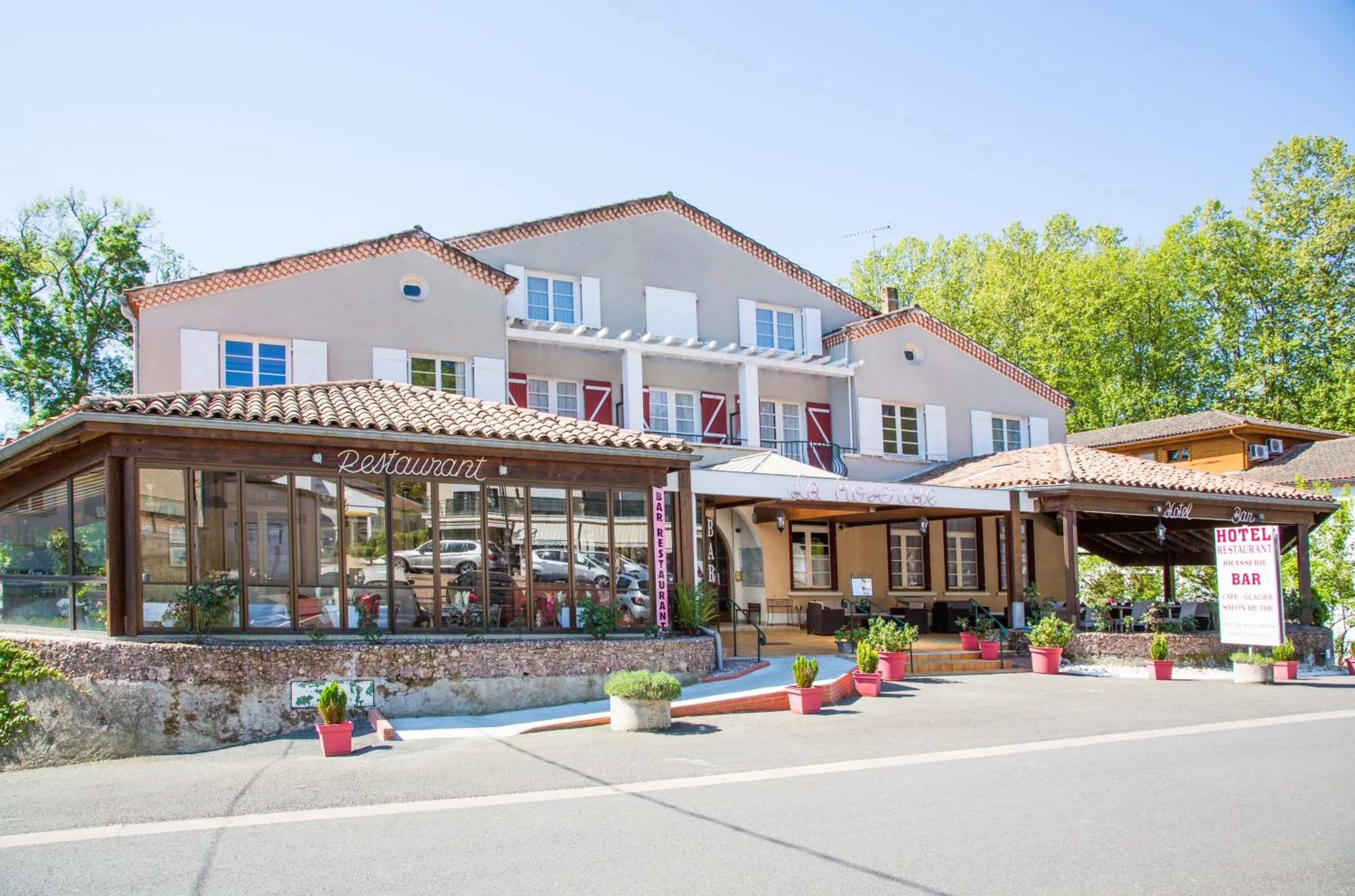 Facade/entrance in Hostellerie de La Roseraie