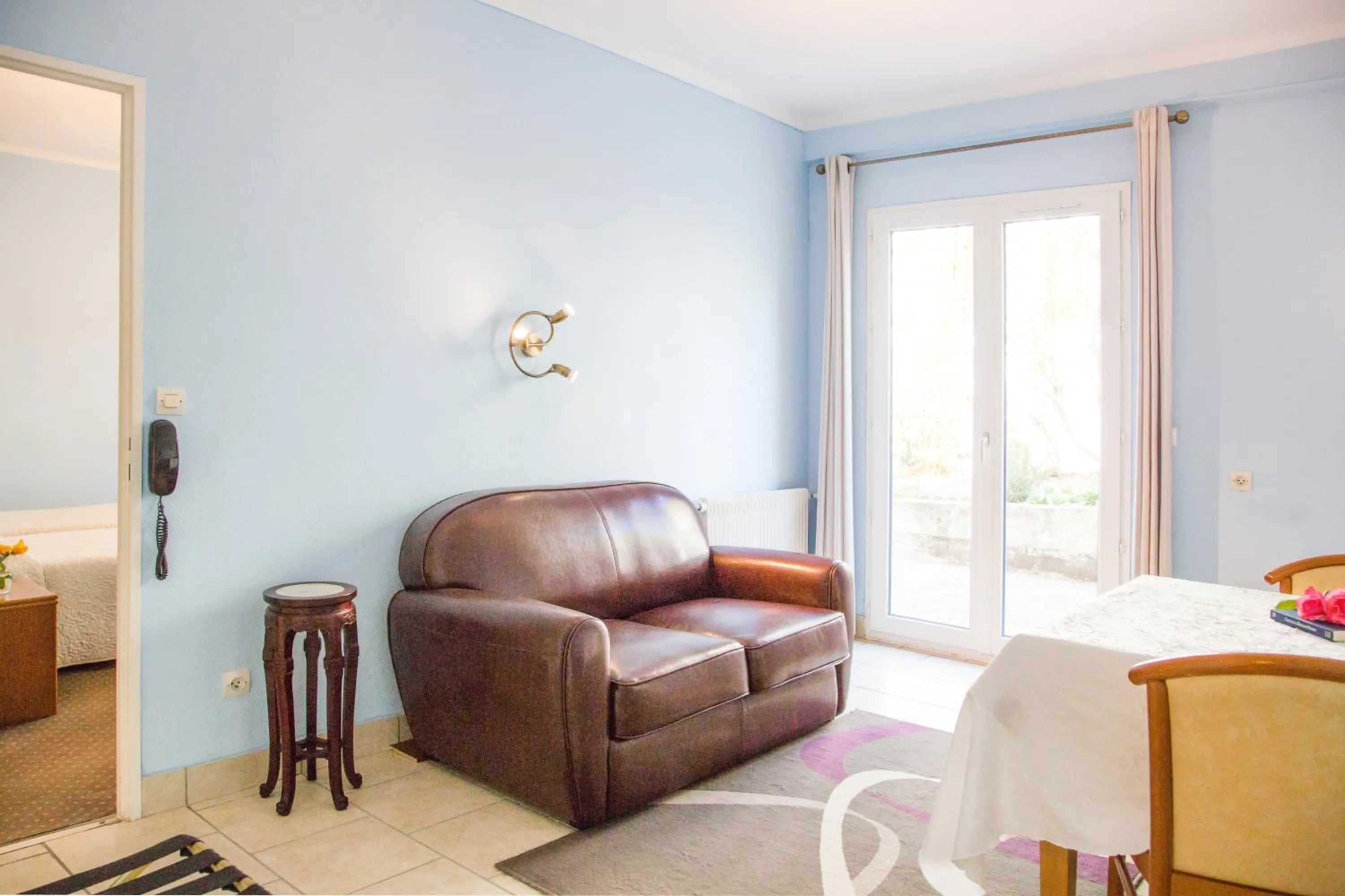 Seating area in Hostellerie de La Roseraie