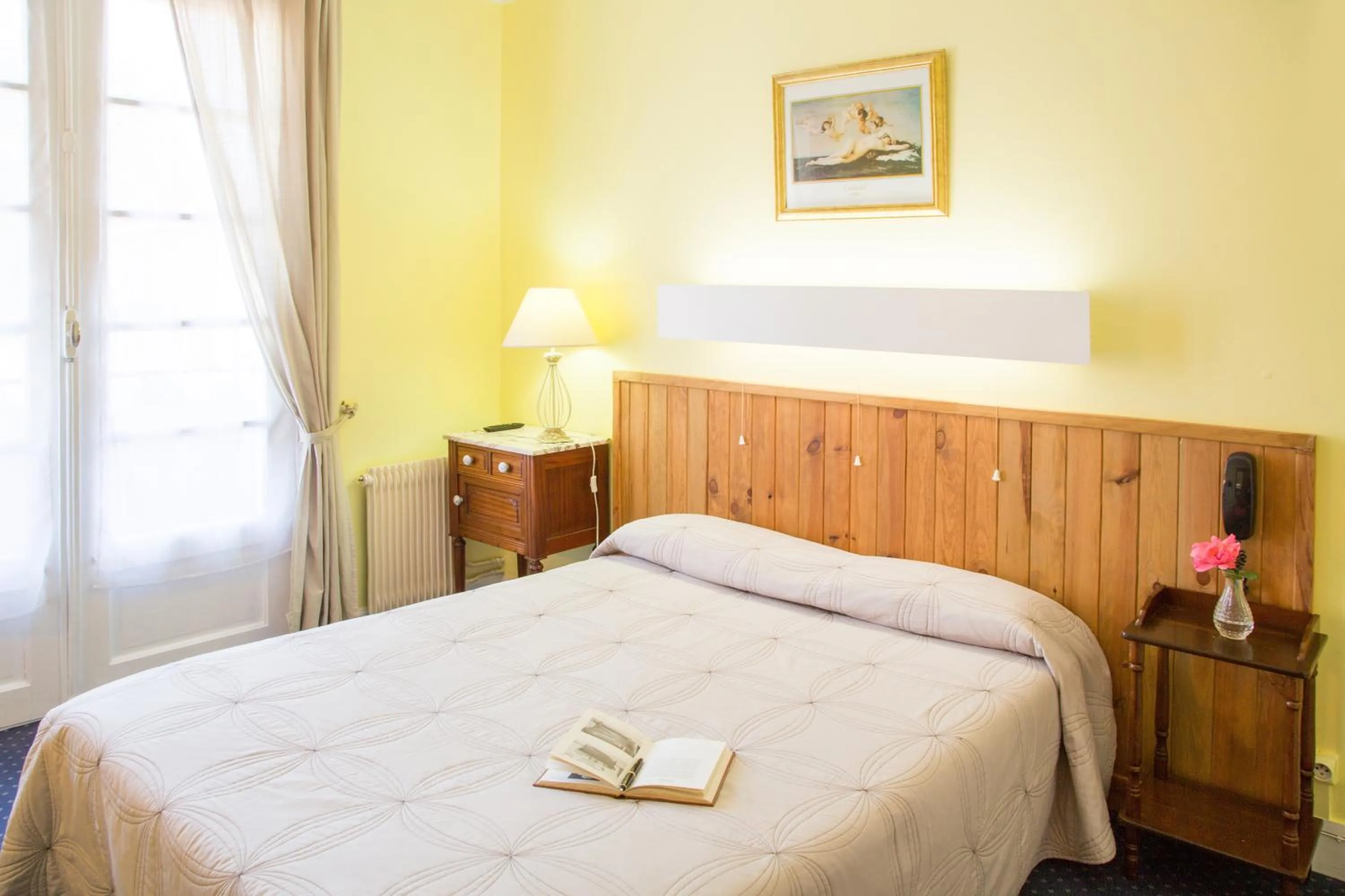 Bedroom in Hostellerie de La Roseraie