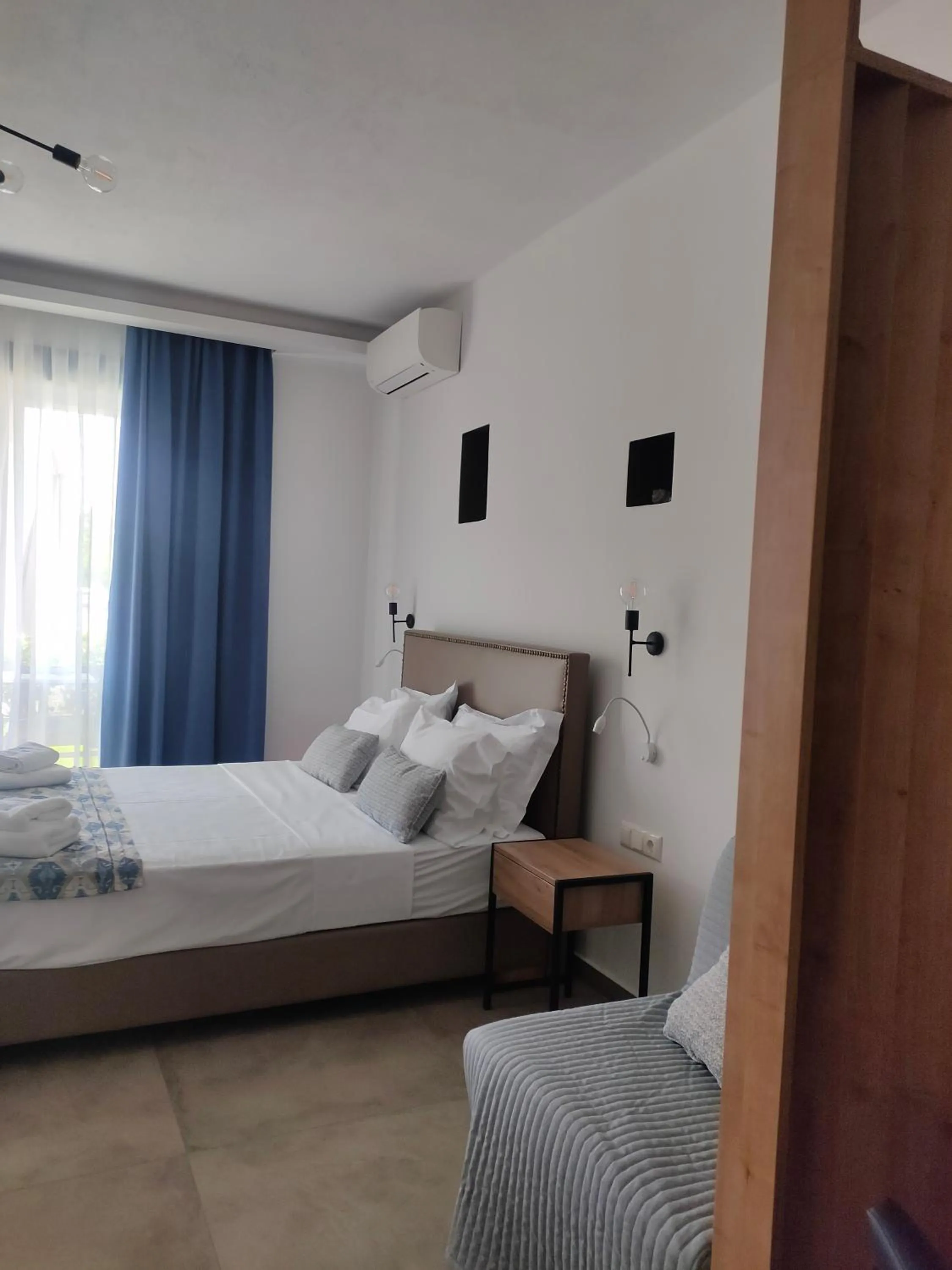 Theros Villas & Suites