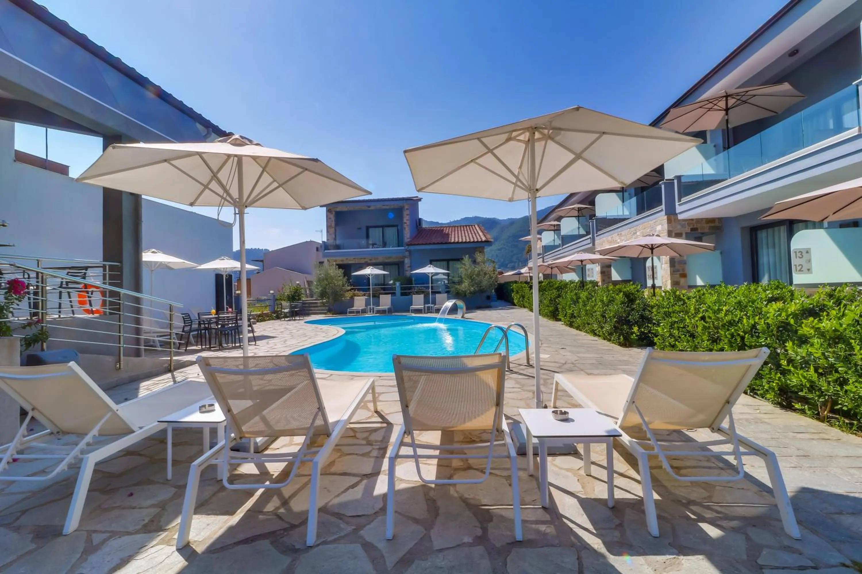 Theros Villas & Suites