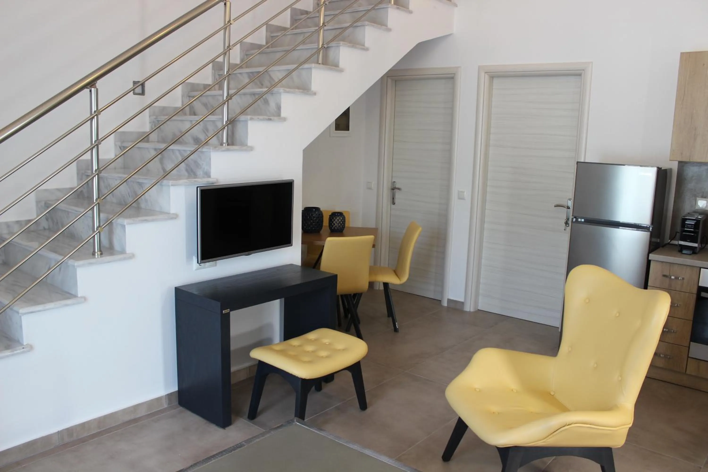 Theros Villas & Suites