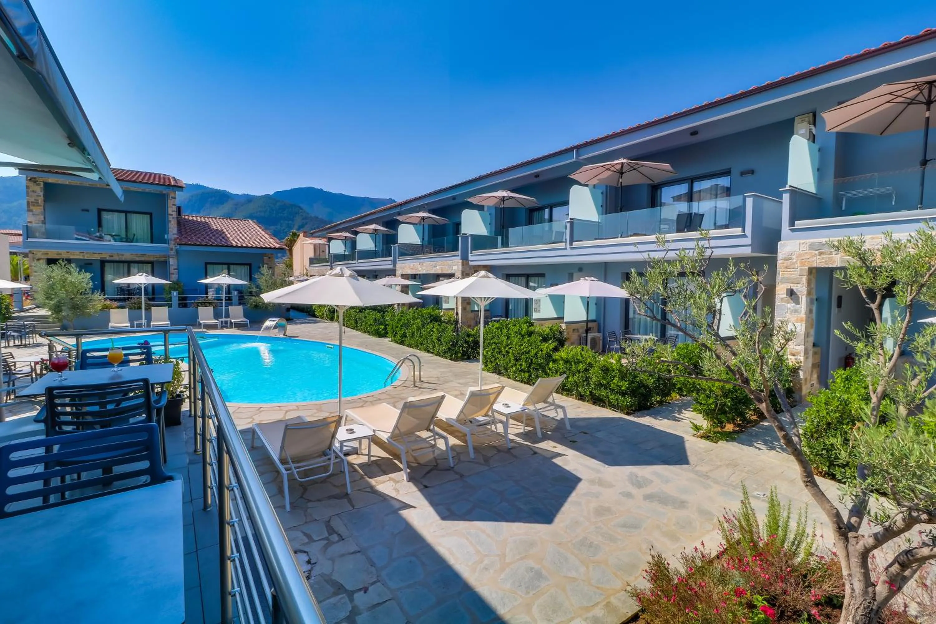 Theros Villas & Suites