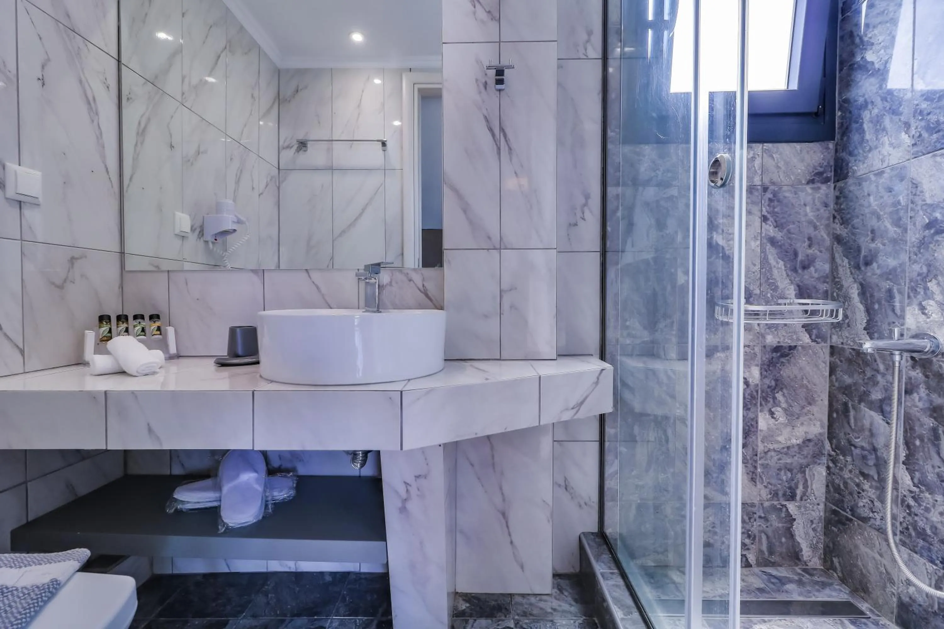 Theros Villas & Suites