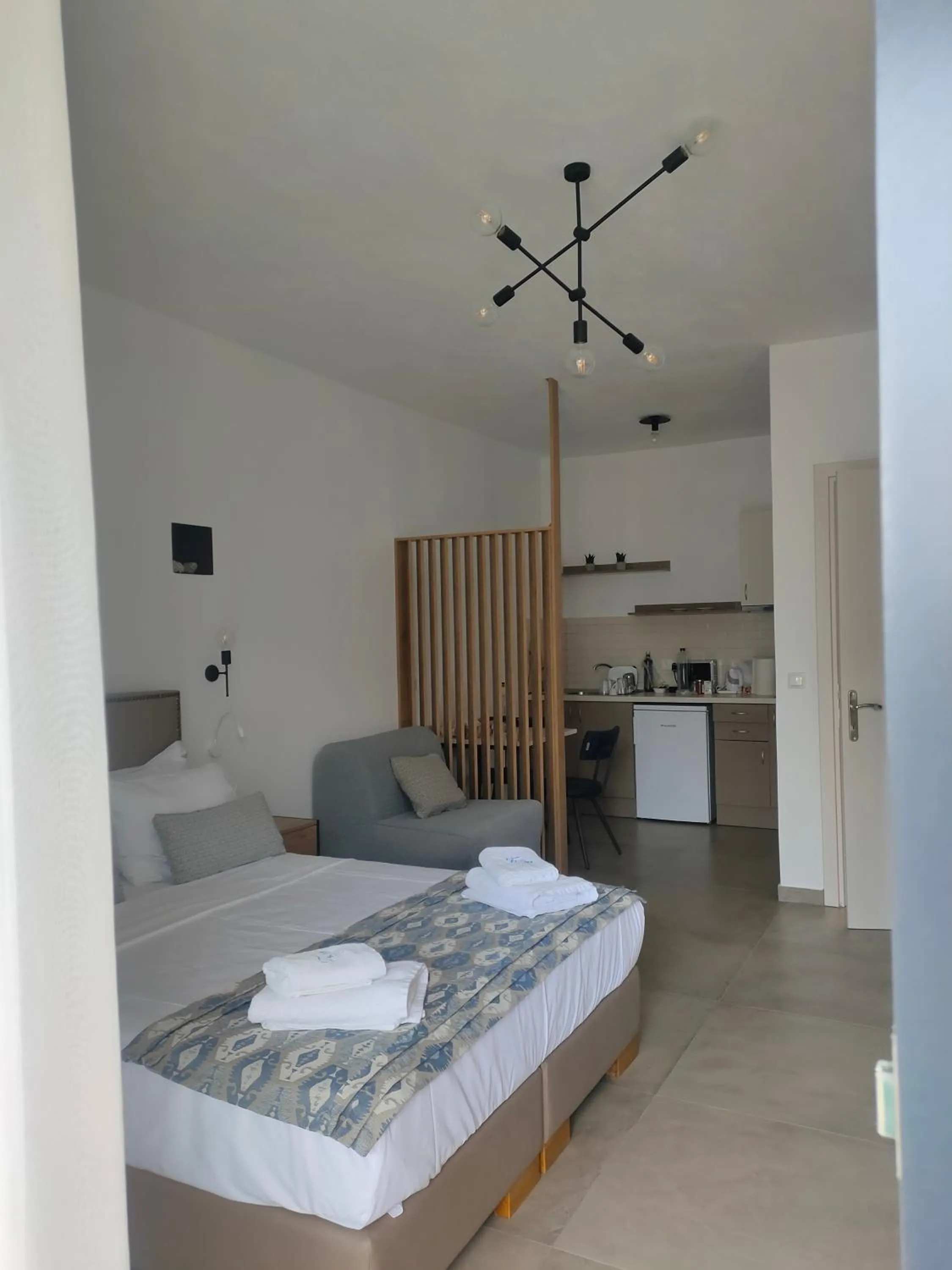 Theros Villas & Suites