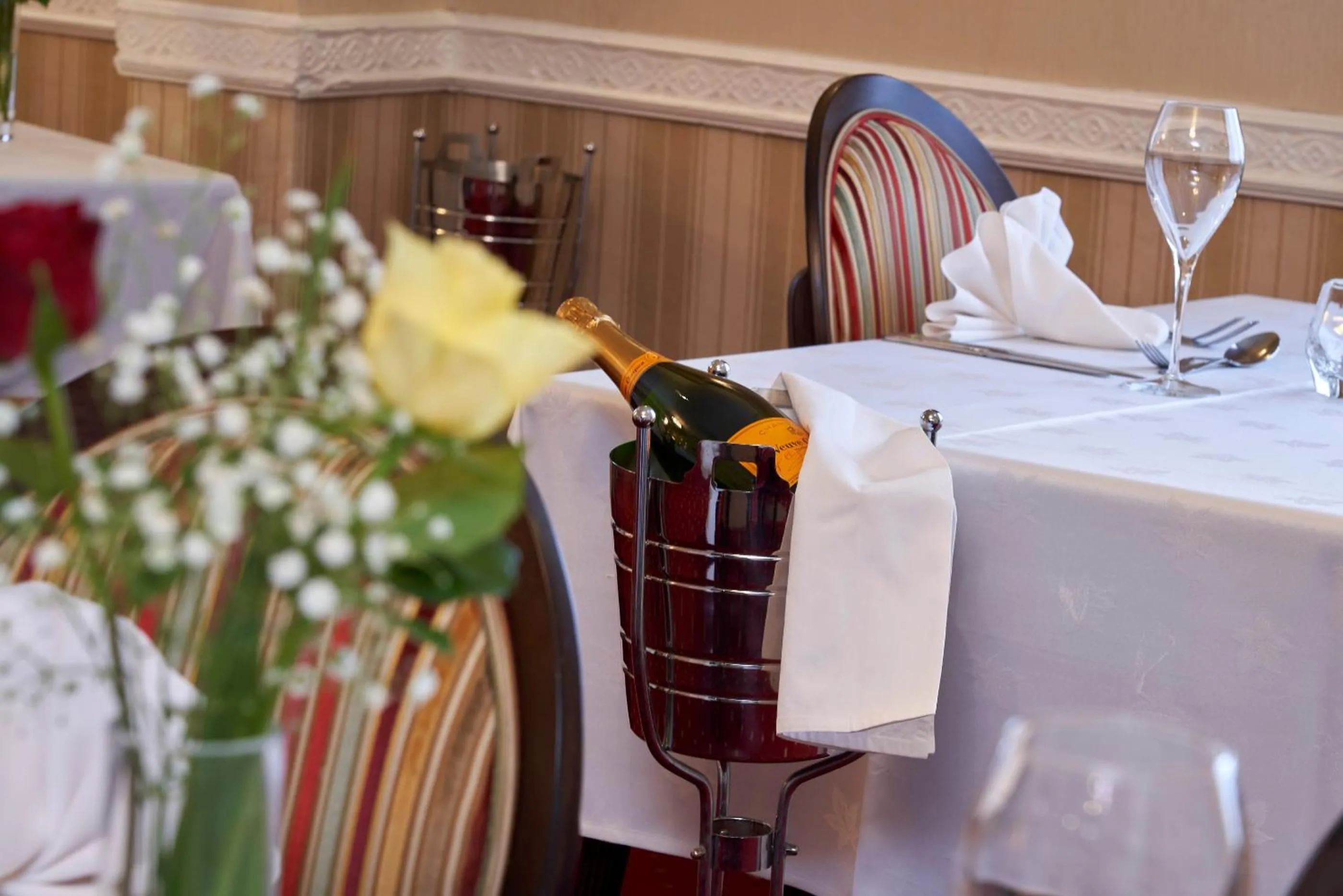 Restaurant/places to eat in Kingston Theatre Hotel