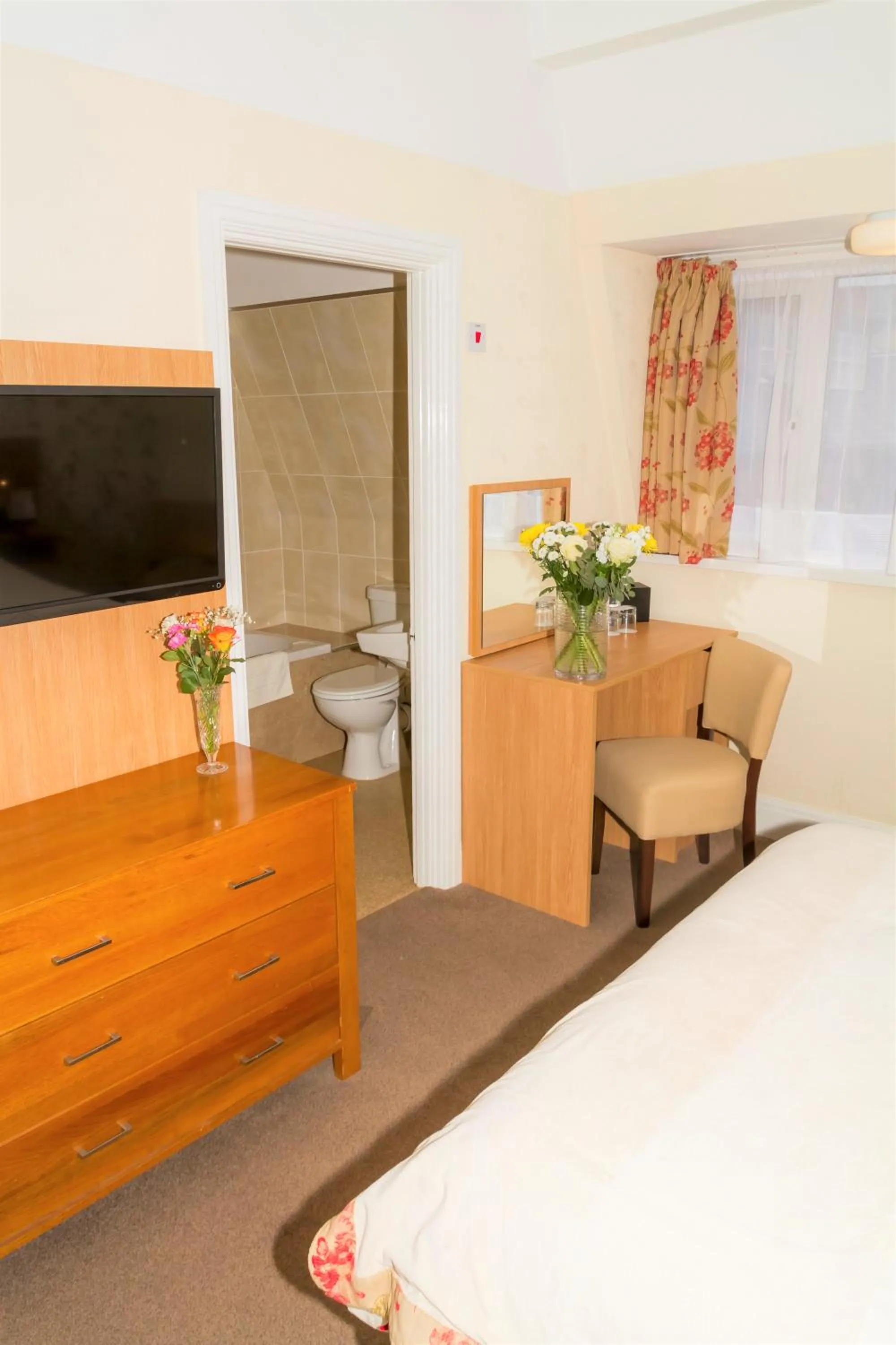 Bathroom, Bed in Kingston Theatre Hotel