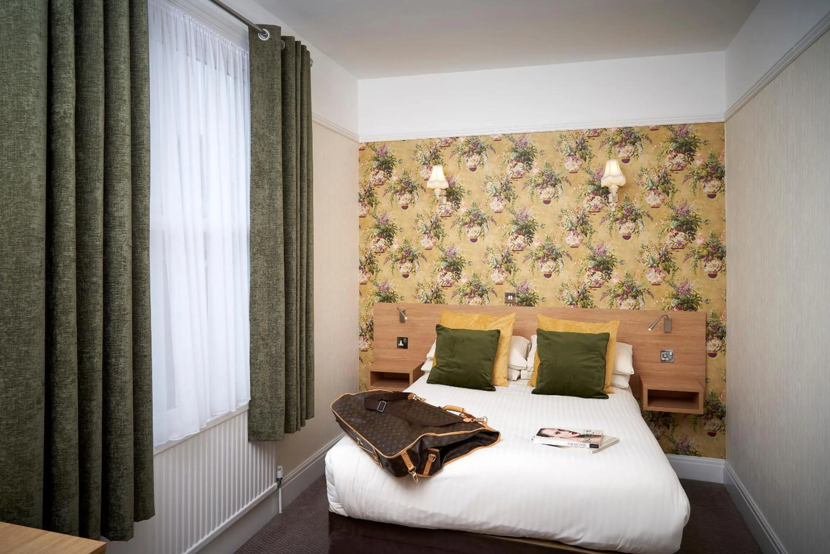 Bedroom, Bed in Kingston Theatre Hotel