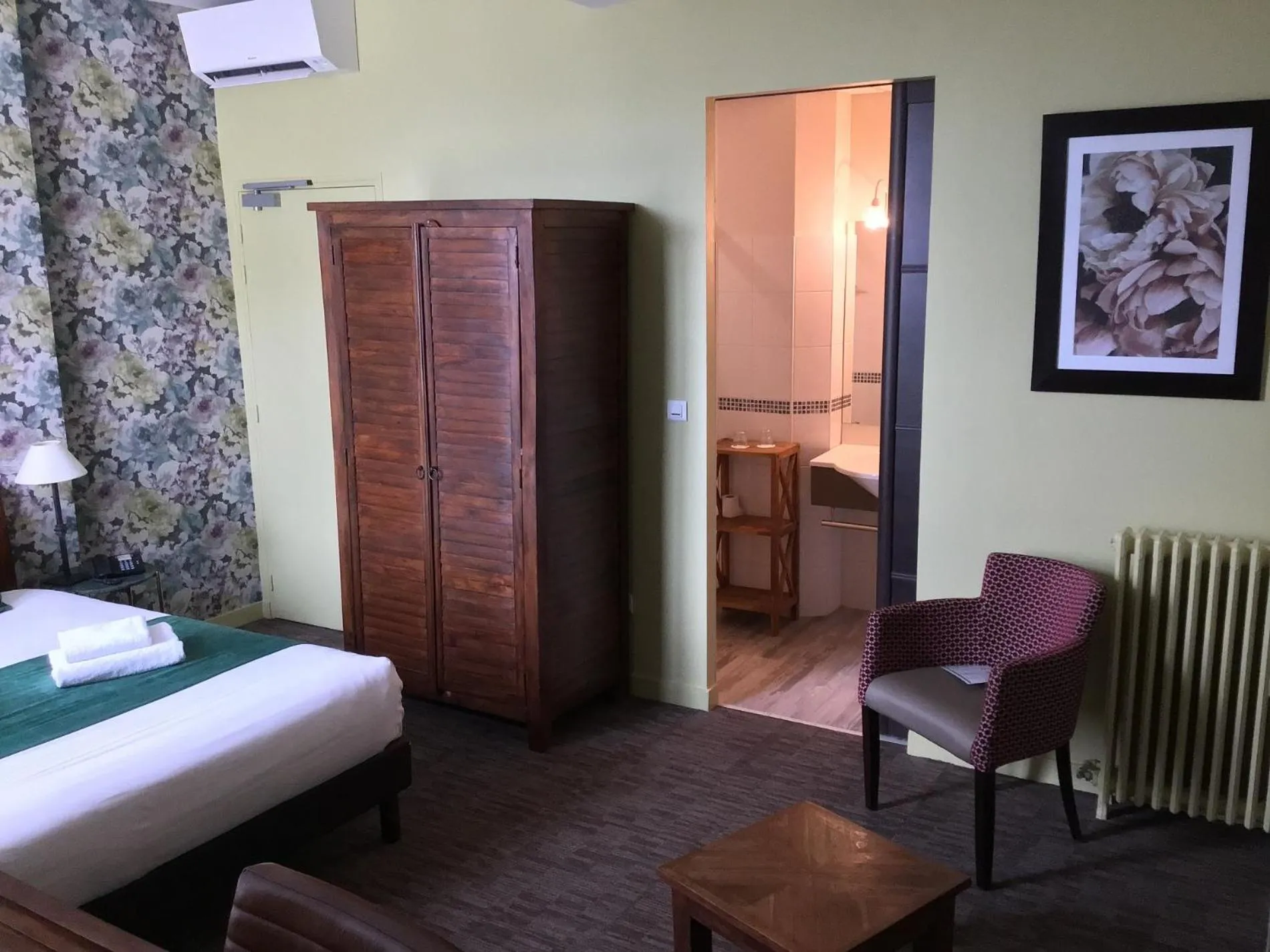 Bed in Logis Hôtel Le Vert Galant