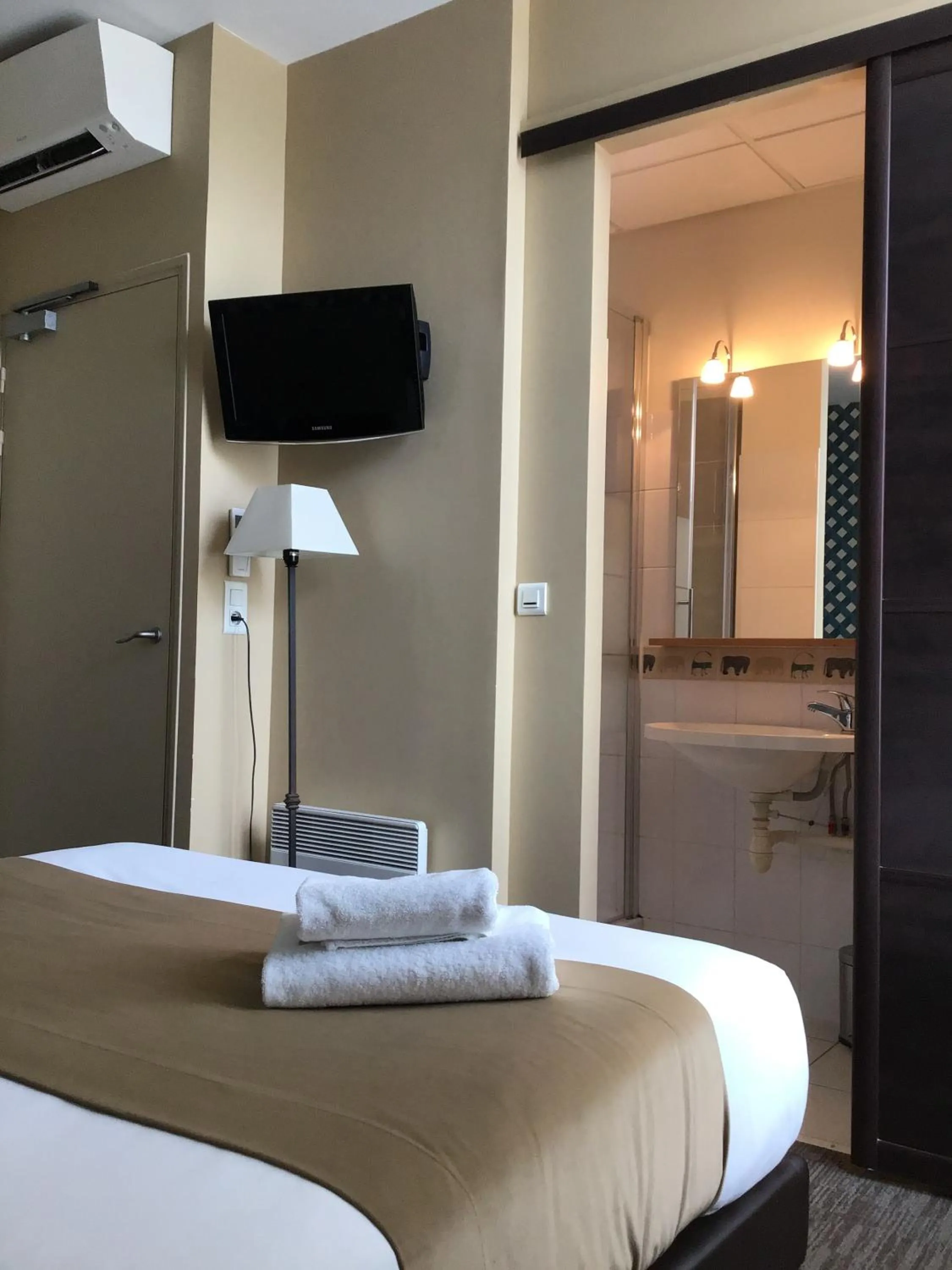 Bed in Logis Hôtel Le Vert Galant