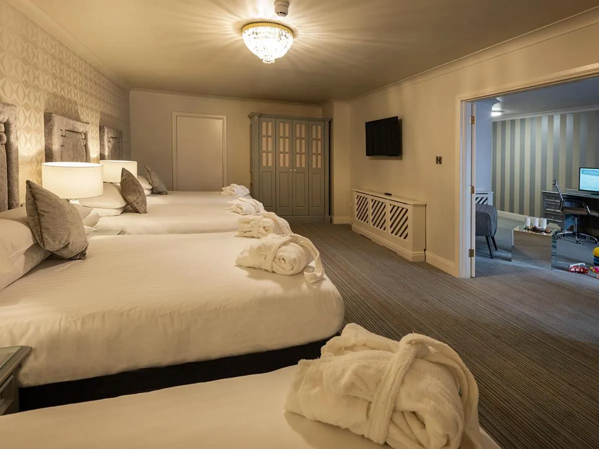 Bedroom, Bed in Treacys Oakwood Hotel, Shannon