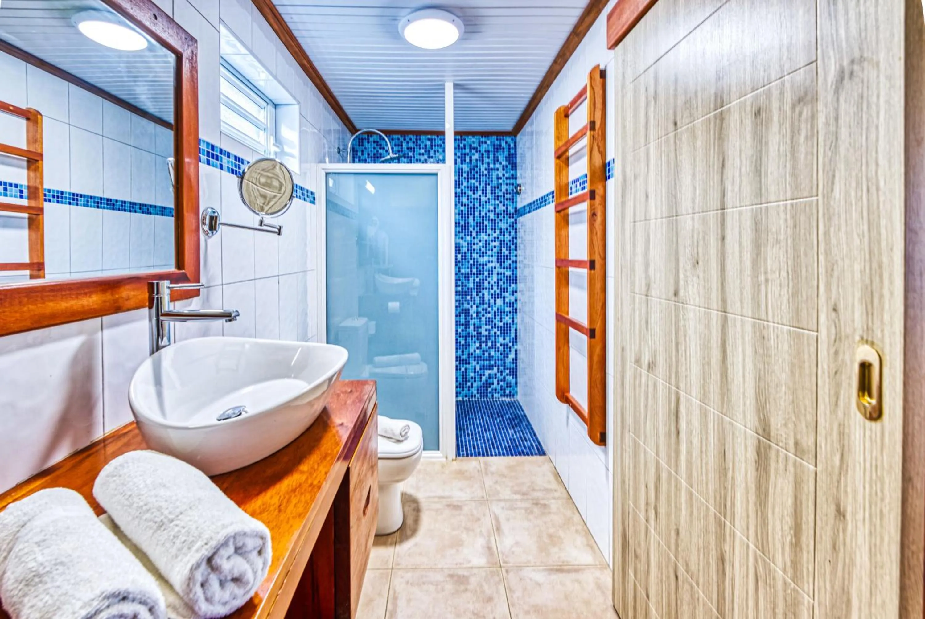 Shower, Bed in Hotel Bambou