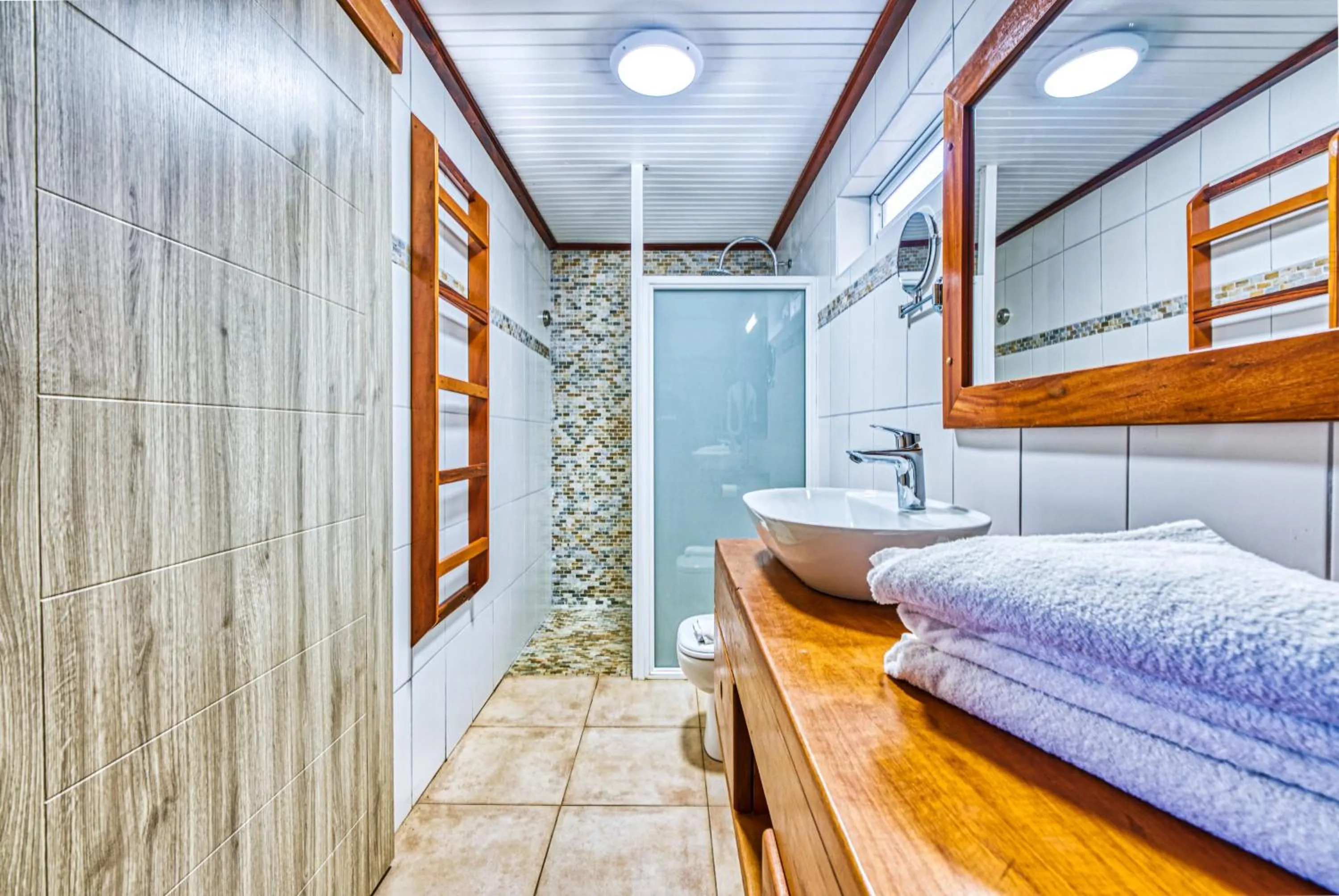 Shower, Bed in Hotel Bambou