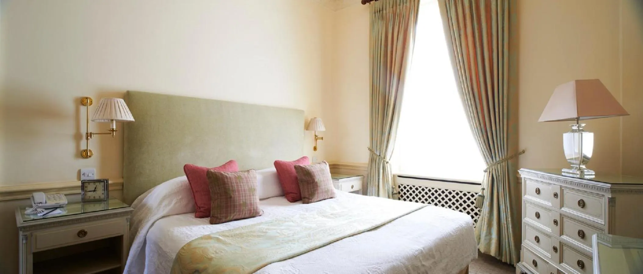 Bedroom, Bed in Durrants Hotel