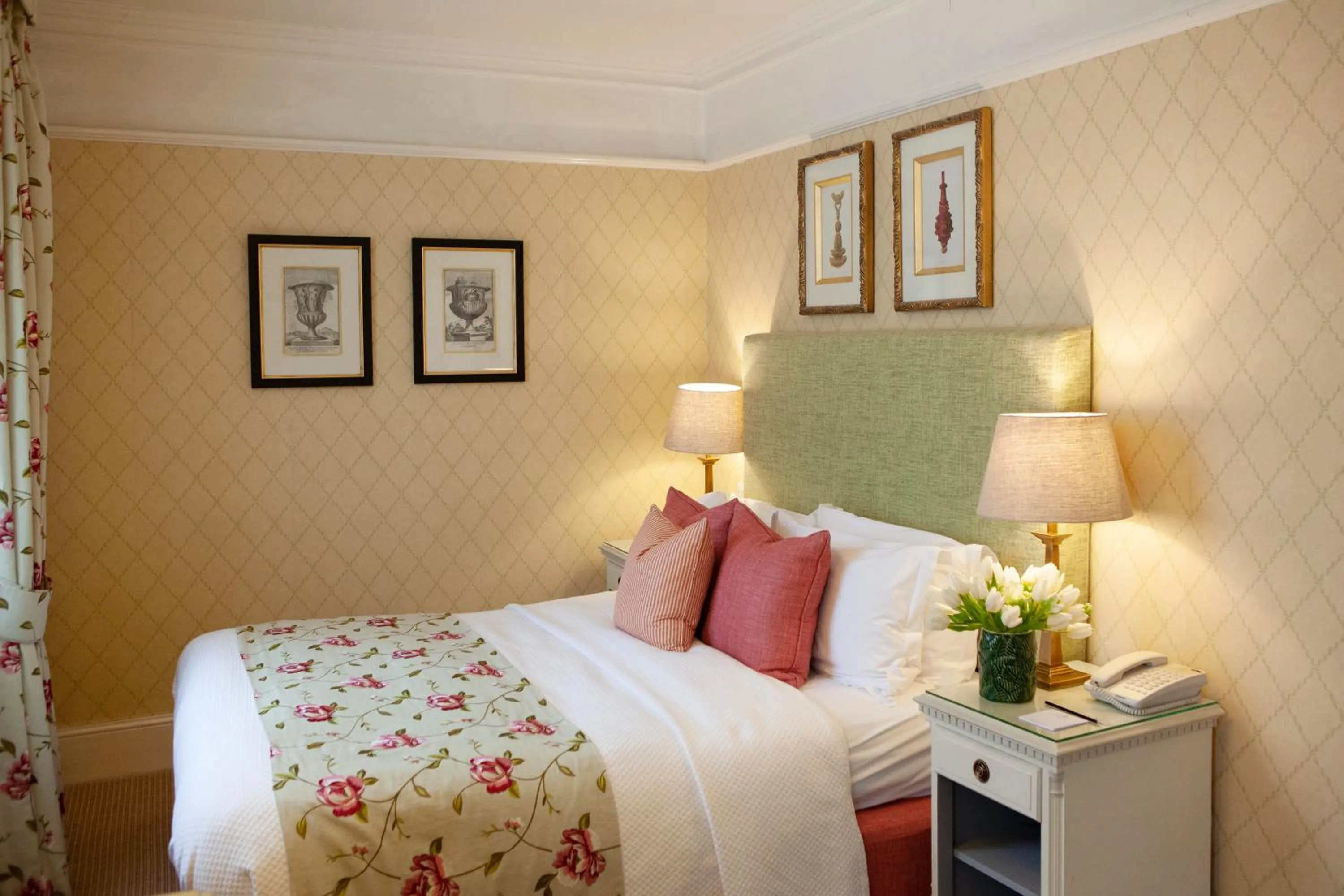 Bedroom, Bed in Durrants Hotel